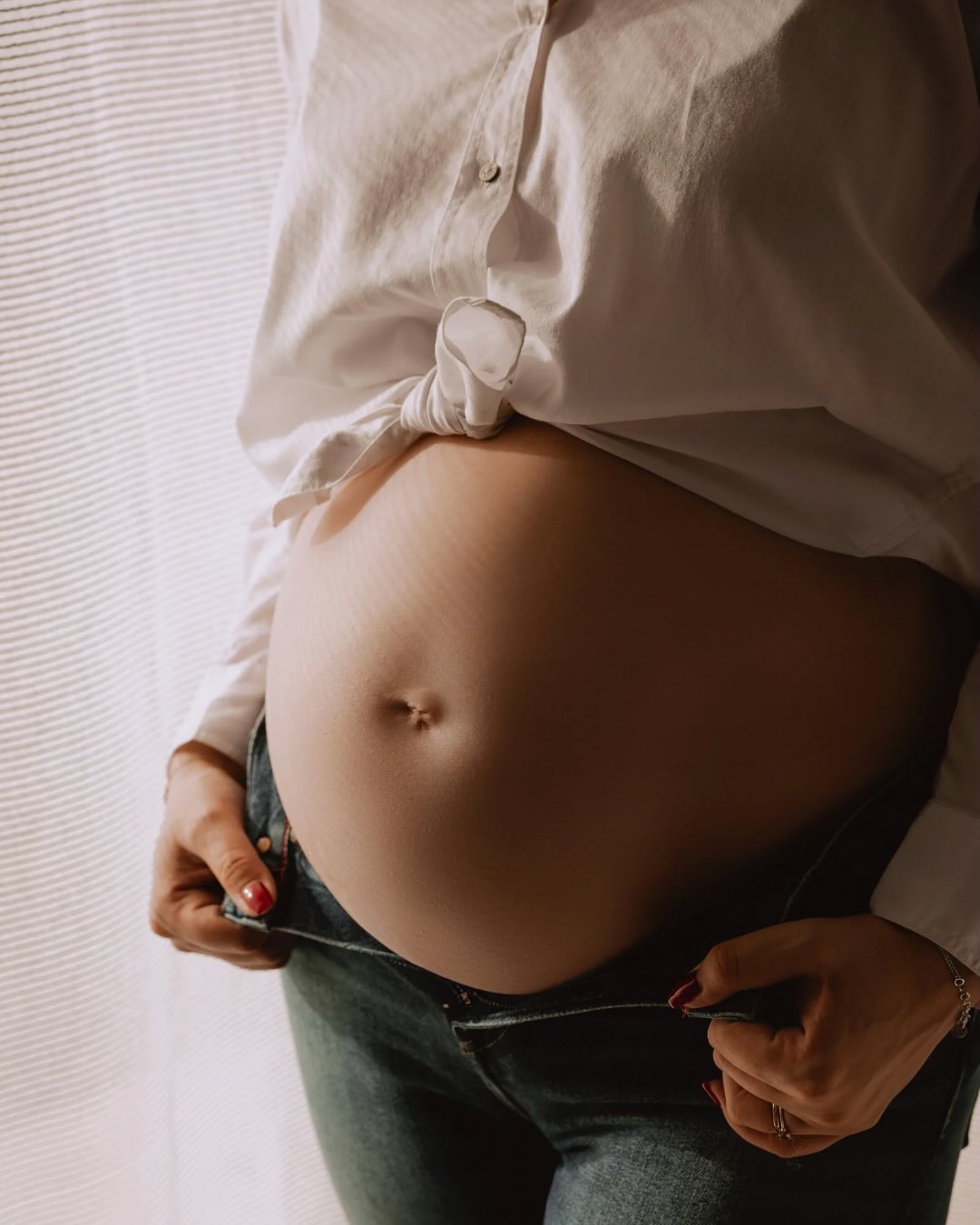 🤍 De la douceur pour la seconde grossesse d’Aurélie.
Dans le confort de leur maison baignée de lumière et sans craindre des températures estivales ❄️, j’ai eu la chance de retrouver une nouvelle fois Aurélie et sa famille.
Les rires de leur petite Victoire pleine d’énergie ont rythmée la séance & elle vous présentera dans quelques jours sa petite sœur en prochain post 🤫
📸 Envie de souvenirs doux et authentiques pour votre grossesse
Contactez-moi pour réserver votre séance à domicile 🏡
#photographemontauban
#leslysouletphotographe
#photographegrossesse #photogrossessenaturelle #photographelifestyle #futuremamanmontauban #futuremaman2025
#motherwood