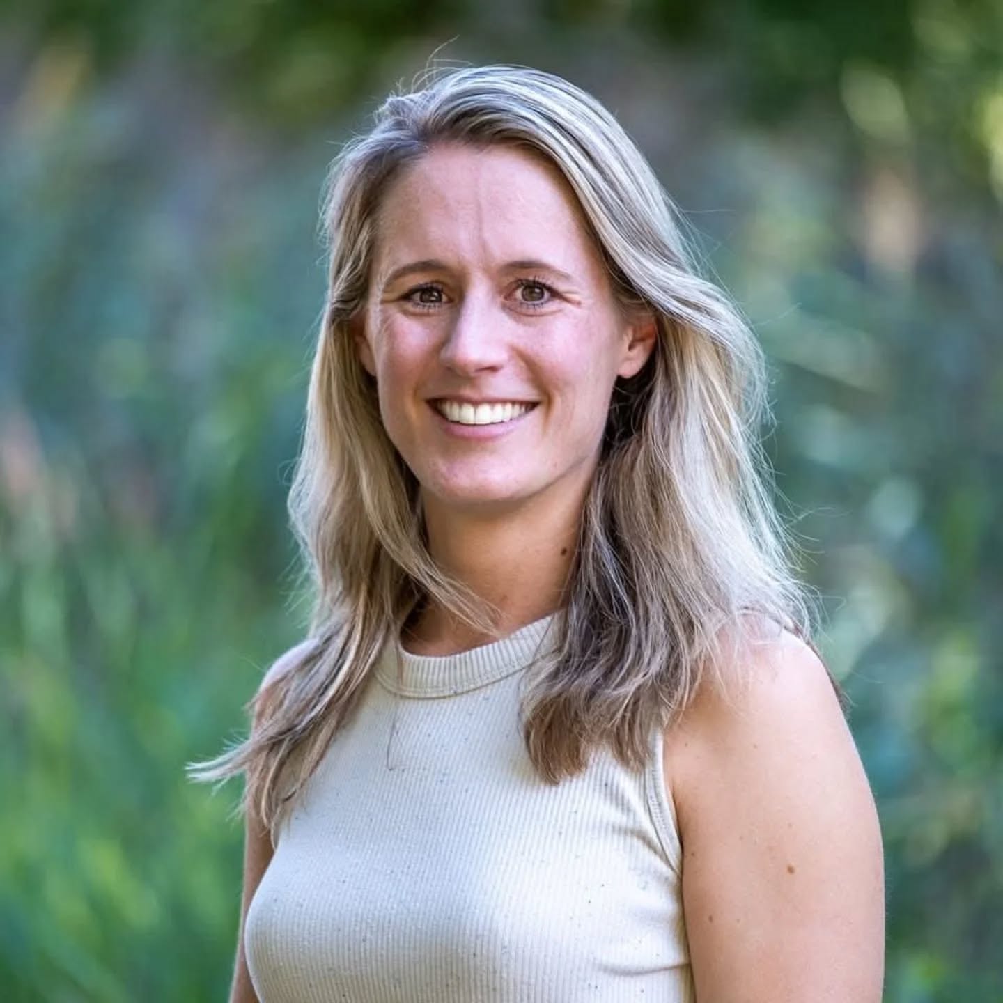 Na ruim 13 jaar als verloskundige hier te hebben gewerkt, gaat Mariska ons team per 1 februari verlaten. Zij zal zich volledig gaan richten op echoscopie in de zwangerschap, iets wat ze ook hier in de praktijk met veel plezier heeft gedaan. Mariska wil alle gezinnen ontzettend bedanken voor het vertrouwen, de fijne gesprekken en de mooie bevallingen die zij heeft mogen begeleiden.
Wij wensen Mariska alle goeds bij deze nieuwe carrière stap!
After a good 13 years of working as a midwife in this practice, midwife Mariska is leaving the team on February 1st. She will fully focus on sonography/echo's in the pregnancy, something she has been doing with great pleasure here as well. Mariska would like to thank all the families for their trust, warm conversations and the beautiful births she has had the pleasure of guiding.
We wish Mariska all the best in her future career!