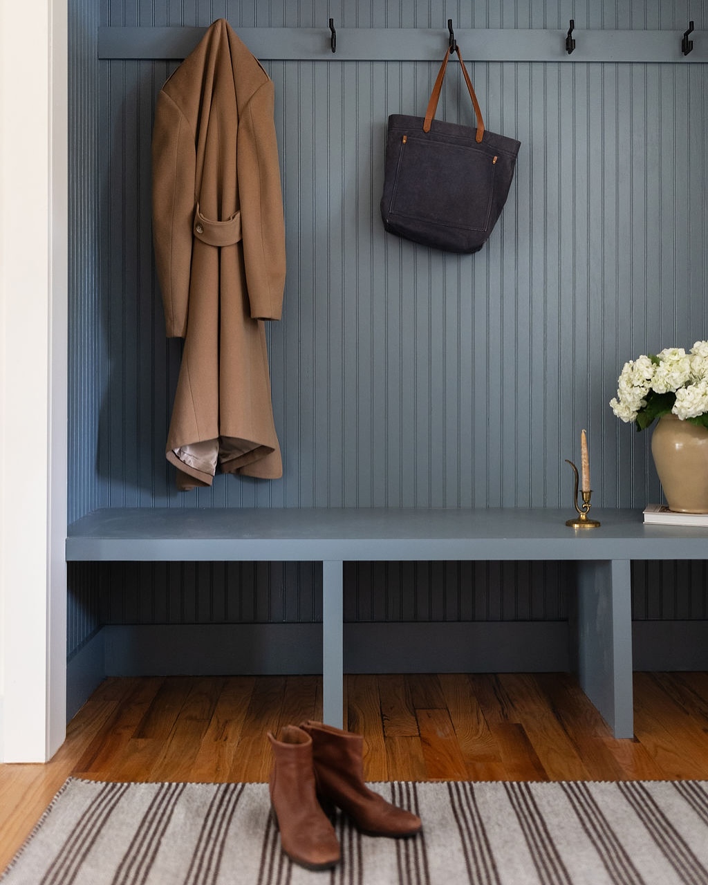 Mudroom moment with some very spring-y florals to manifest some warmer weather. 🌿
design + styling | @cosmicdesignstudio.am
photo | @yandbinteriorsphotography
*
*
*
#homerenovation #cosmicdesignstudio #interiordesign #entryway