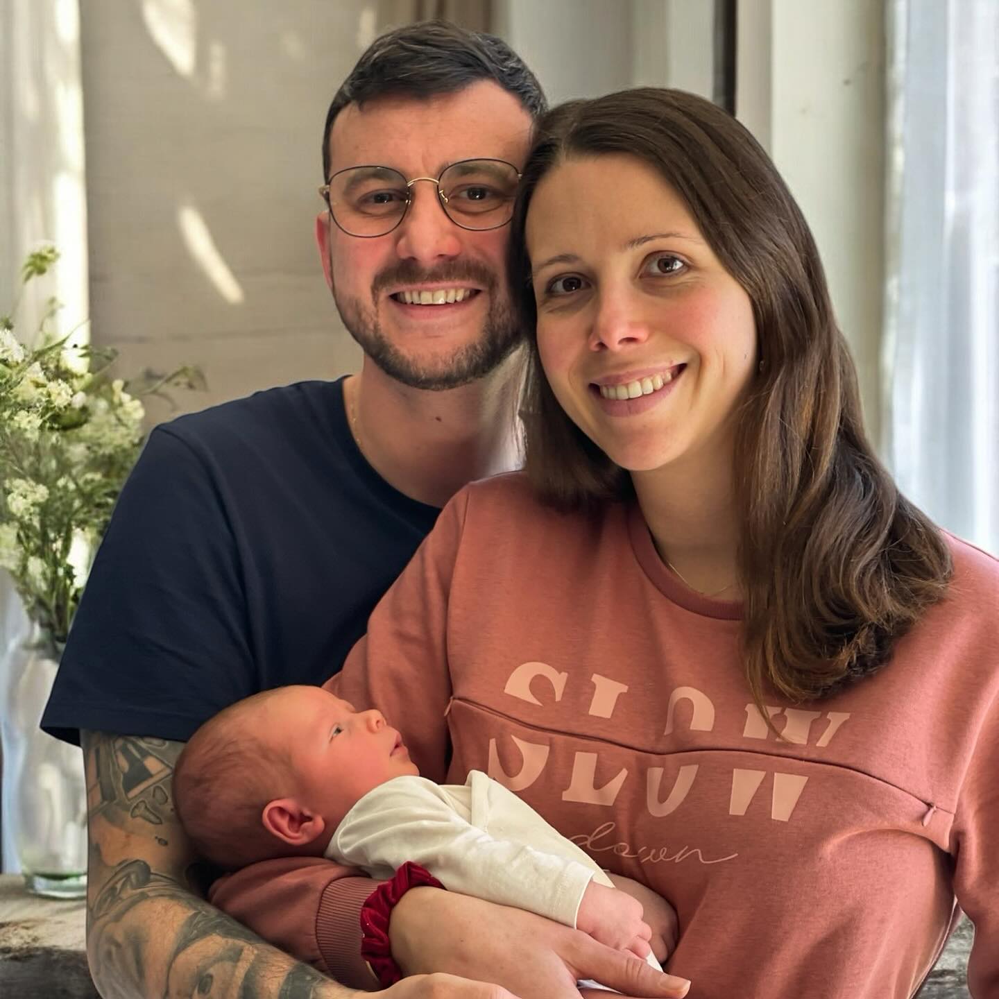 Après 9 longs mois d’attente, nous sommes très heureux de vous annoncer l’arrivée de notre fils : Tom ✨
Un petit ange qui est arrivé le 15 février pour notre plus grand bonheur et qui nous comble d’amour 🥰
Nous découvrons cette nouvelle vie de parents et apprenons à jongler avec celle d’entrepreneurs !
Un challenge au quotidien mais nous avons une équipe au top qui continue de fabriquer nos délicieux granolas et pâtes à tartiner pour vous régaler 😋
Nous en profitons pour vous remercier de votre soutien sans faille. Loumaë est bien plus qu’une entreprise pour nous, c’est en quelque sorte mon premier bébé qui a bien grandit et nous permet aujourd’hui de vivre et de construire notre famille.
Nous mettons tout notre coeur au quotidien dans la création et la fabrication de nos produits. Votre fidélité, vos encouragements et votre bienveillance sont notre plus belle récompense ♥️