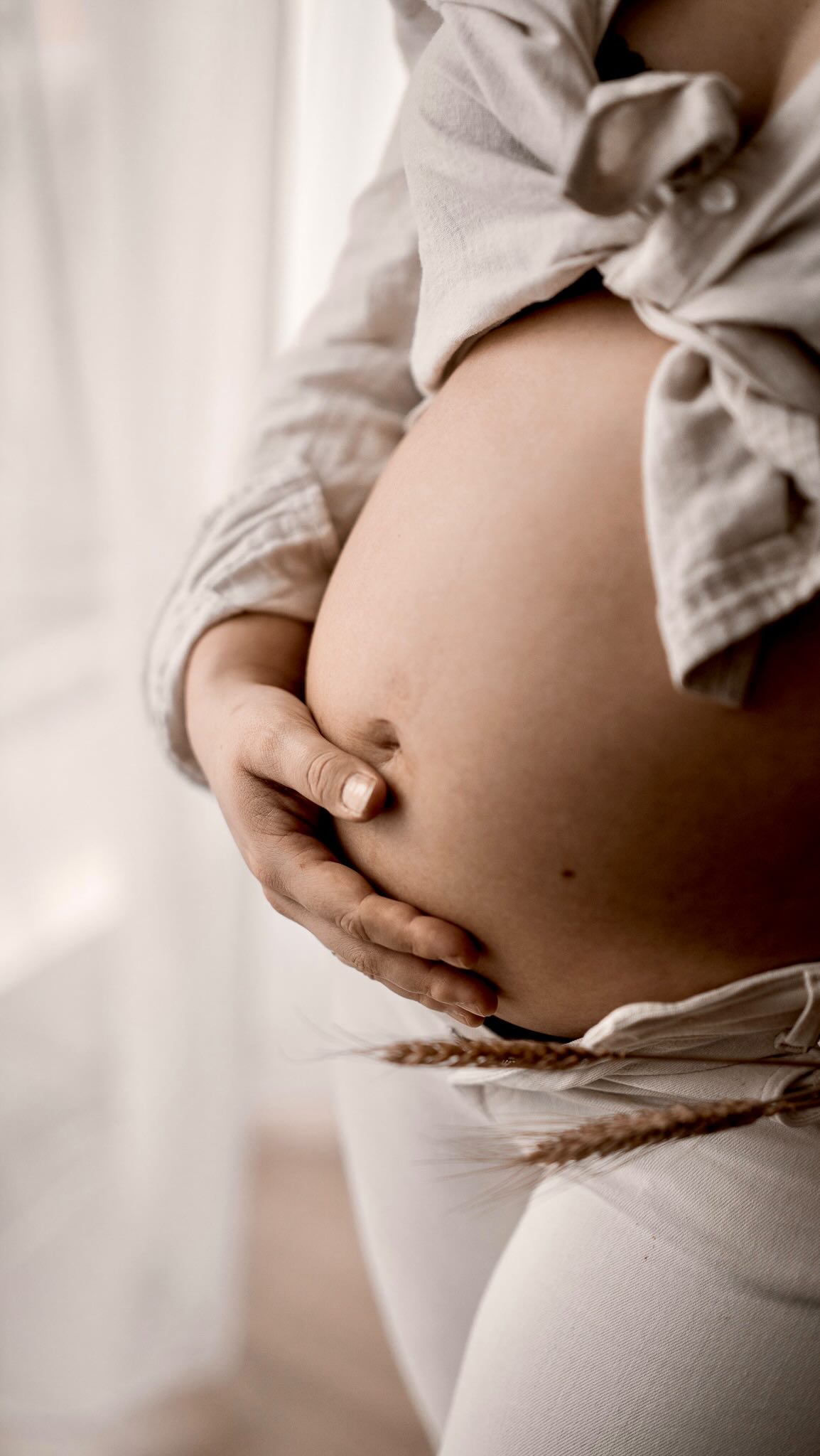 „Euer Babybauch ist der Prolog. Eure Familie erzählt den Hauptteil. Aber wie wird eure Geschichte für immer bewahrt?“
Jede Familie ist wie ein Buch voller unvergesslicher Kapitel. Der Babybauch – das ist der Anfang, der Prolog, in dem alles beginnt.
Doch wie sieht euer Hauptteil aus? Die Abenteuer, die kleinen und großen Momente, das Lachen, das Chaos – all das, was eure Geschichte einzigartig macht.
Und was ist mit dem Schluss? Was bleibt am Ende, was ihr in der Hand haltet, um euch an all das zu erinnern?
Wer schreibt diese Geschichte für euch auf?
Genau dafür bin ich da. Ich halte eure Geschichte nicht nur fest, ich bewahre sie für euch – authentisch, lebendig, echt. Keine gestellten Posen, keine erzwungenen Lächeln, sondern Momente, die euer Herz berühren.
Ob euer Babybauch der Anfang ist oder eure wachsende Familie der Hauptteil, ich bin diejenige, die euer Buch schreibt – Seite für Seite, Bild für Bild.
Und der Schluss? Der gehört euch. Mit Bildern, die euch jeden Tag daran erinnern, wie besonders eure Geschichte ist.
Seid ihr bereit für euer nächstes Kapitel? Dann schreibt mir sehr gerne eine Nachricht. Ich freue mich schon, von euch zu hören…🤎
Schickt diesen Beitrag an jemanden weiter, dessen Buch noch geschrieben werden muss.
#GeschichtenErzählenMitBildern
#EureGeschichteInBildern
#MomenteFürDieEwigkeit
#FamilienfotografieMitHerz
#EmotionaleFotografie
#BilderDieBewegen
#FotografieAusHamburg
#BabybauchUndFamilie
#IndividuelleFotoshootings
#LichtLiebeEmotion
#HamburgFotografin
#ErinnerungenFürImmer
#NatürlicheFamilienfotos
#EchteMomenteEinfangen
#BabybauchFotografieHamburg
TAGESLICHTSTUDIO
FOTOGRAFINHAMBURG
FAMILIENFOTOGRAFIN