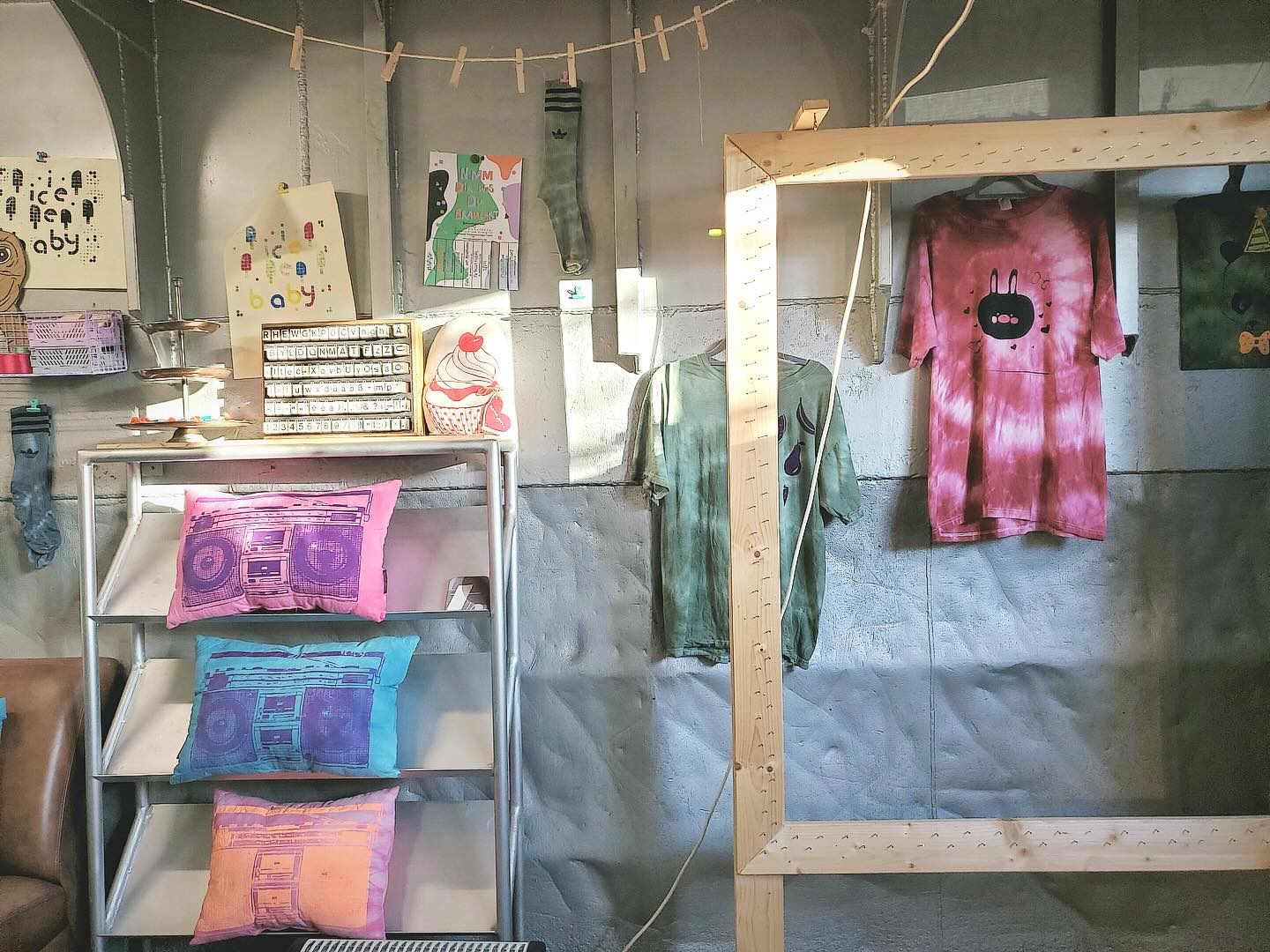 Ein paar Impressionen vom letzten Kindergeburtstag und der Druckmanufaktur!🎨✨
1. mit Sonne ist es einfach noch schöner.
2. das Palmenmotiv wurde entworfen und gecuttet von einer Geburtstagsgästin.
3. die wundervolle Sonne und meine traurige Pflanze (ob sie sich wohl noch erholt?🫣).
4. Sweeteste Message des Geburtstages.
5. Der zuckersüße Pinguin vom Birthdaygirl selbst entworfen.
6. lieb ich nach wie vor den Anblick.
Möchtet ihr auch gemeinsam mit mir kreativ werden? Bucht euren Workshop unter www.minagarcia.de #siebdruck #druckmanufakturhamburg #kindergeburtstaginhamburg #workshophamburg