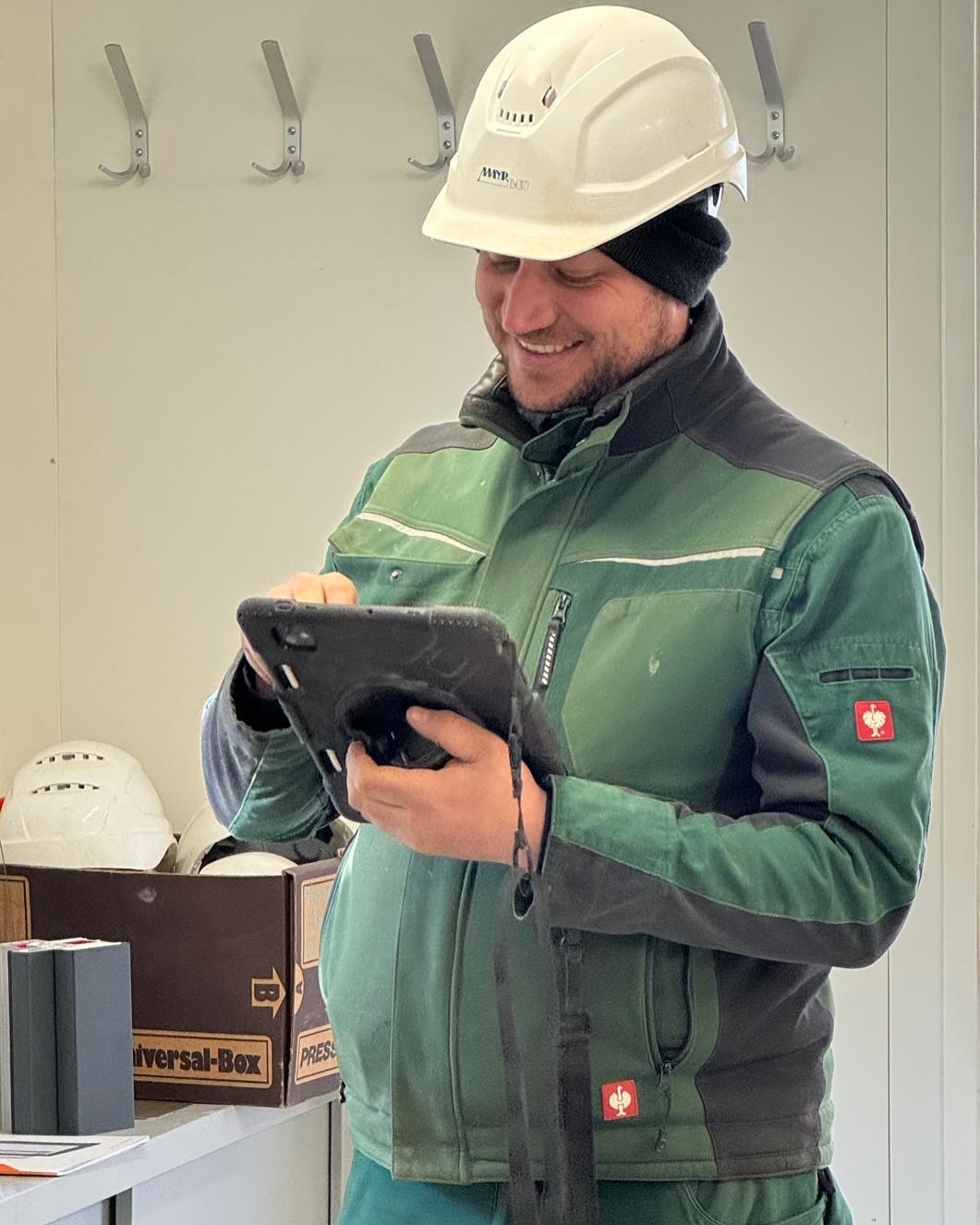 Der digitale Einzug auf der Baustelle präsentiert von Florian Steinparzer, Markus Reitbauer und Matthias Hias Hochwallner! Digitaler Flipchart, IPad und Drohne unterstützen die Arbeit. 💪 #mayrbau #digitalisierungambau