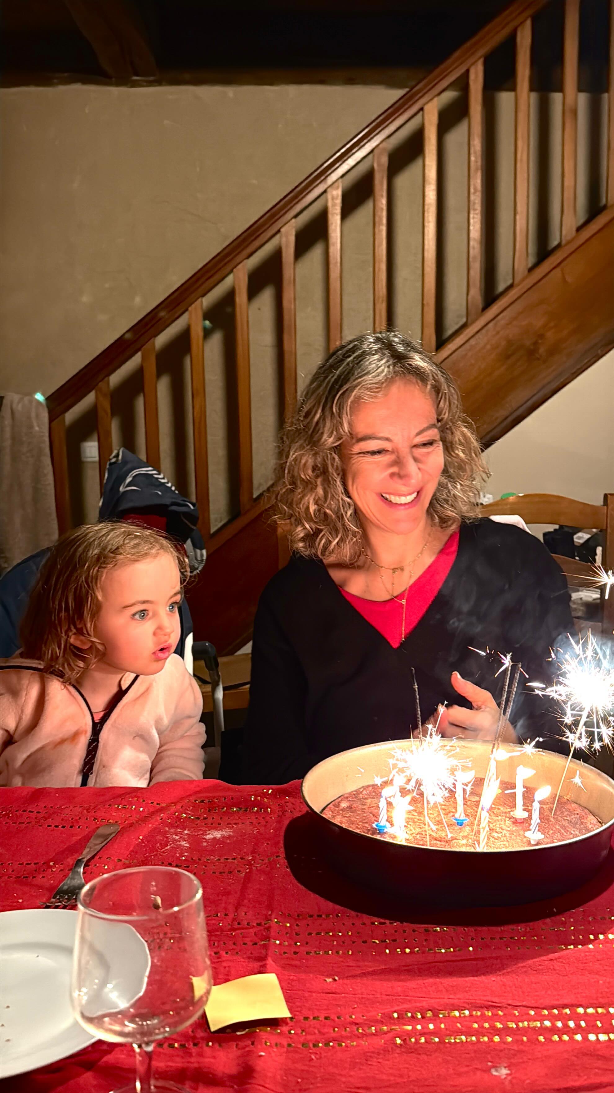Hier, c’était mon anniversaire et tout ce à quoi j’aspirais, c’était de la douceur, des sourires et la lueur des bougies
Le genre de journée où tout glisse, où tout enlace et enveloppe, tout s’enchaîne sans effort.
J’ai trouvé un gîte au cœur du Poitou. Un lieu simple, un lieu doux.
Un lieu où tout le monde pouvait venir, où tout le monde pouvait se réunir, et j’ai invité nos neveux, nièces et enfants pour que ce soit aussi des retrouvailles pour eux, les cousins.
Parce que je sais comme la vie nous sépare vite et que si on ne maintient pas le lien, on prend le risque qu’à un moment, il y en ait moins et peut-être un jour, qu’il n’y ait plus rien 🥹
Cela dit, les cousins (nos neveux et enfants), ça ne leur arrivera pas, le lien est bien là maintenant, c’est foutu pour eux, ils s’aiment beaucoup trop 😂 et c’est tellement beau 😍
Bref c’était chouette, et même si j’ai été gâtée, le vrai cadeau qu’ils m’ont fait, ce sont les parties de jeux de société, les rires à s’étouffer, le gâteau indémoulable servi dans le moule à manqué, les souvenirs qui s’impriment, Lou qui aspire mes bougies au lieu de les souffler.
Bien sûr, Mathis nous a manqué, il fait – 12° à New-York en ce moment, mais il a fait partie du weekend à sa manière.
Bref j’ai adoré, et je n’aurais pas pu fêter d’une meilleure manière 🥰
Merci pour vos messages 🎂,
prenez soin de vous ❤️