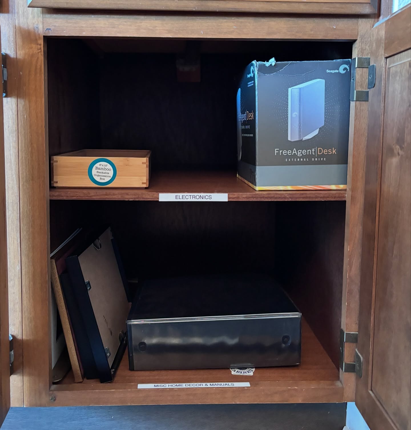 🎉 Decluttering win of the day: Tangled cables, begone! 🚫💻
We all have that stash of random cords we might need someday (spoiler: we probably won’t). Toss the old ones, donate the usable ones, and enjoy the freedom of fewer tangles! ✨
Ready to simplify your space? Let’s make it happen! 💪
📞 Contact Cloudy to Clear Professional Organizing today!
.
.
.
.
.
#DeclutteringTips #OrganizedLiving #SimplifyYourSpace #ProfessionalOrganizer #DeclutterYourHome #LessClutterMoreJoy #HomeOrganization #OrganizedLife #CloudyToClearOrganizing #TidyHomeVibes