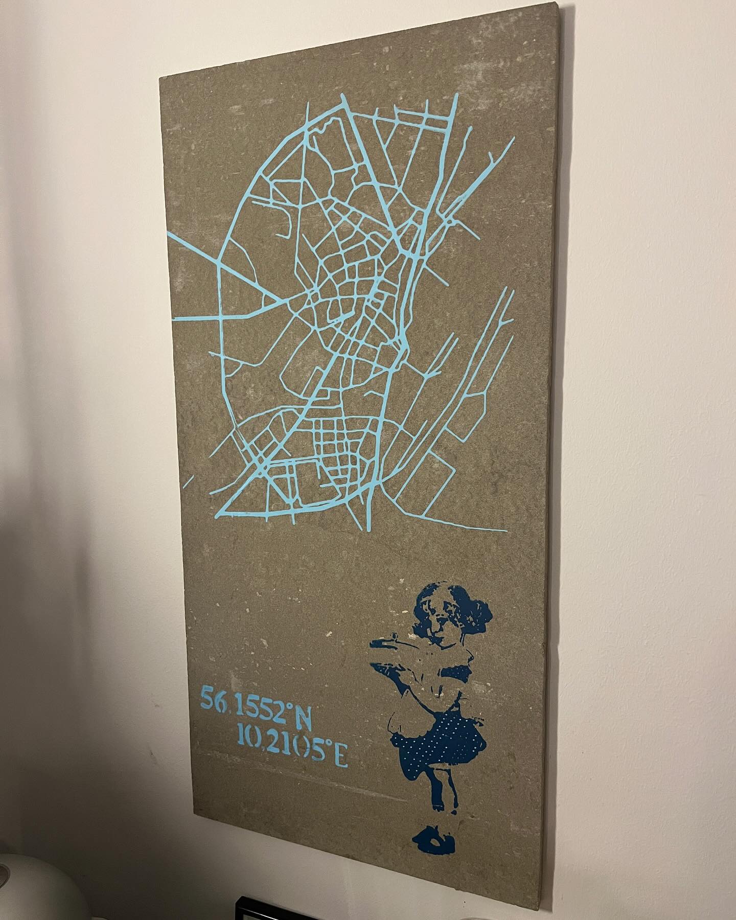En af vores absolutte yndlings materialer er cementspånplader, og det har vi heldigvis en god portion af på vores genbrugs-lager👏
Vi bruger dem især til rå billeder, som matcher den mere industrielle indretning helt perfekt. Der er så mange fine udtryk v.h.a både akvarel, posca, lasergravering og som her; serigrafiske tryk med akryl. Koordinaterne nederst, er en specifik placering i Århus, som har en særlig betydning for kunden♥️🙏
#gentaenk #gentænkressourcerne #cementspånplade #lasercut #serigrafi #silkscreenprinting #customized #koordinater #værmedidesignprocessen