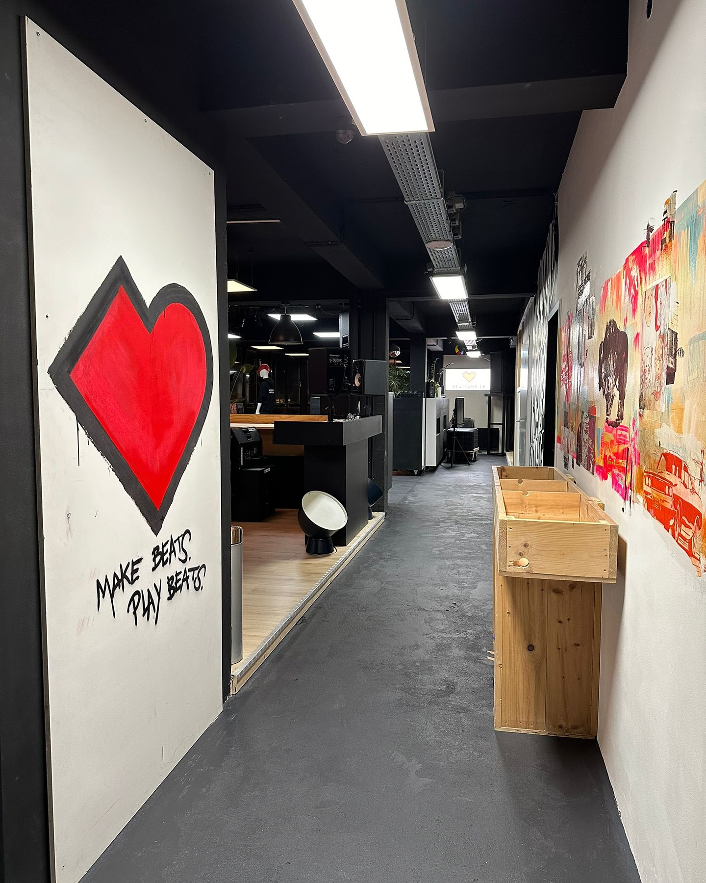The floor is painted and our logo pops out! 🖤❤️ The final touches for our opening Friday, the 31st of January! 🪩🔥
#beatfabriek #amsterdam #community #opening #party #electronicmusic #dj