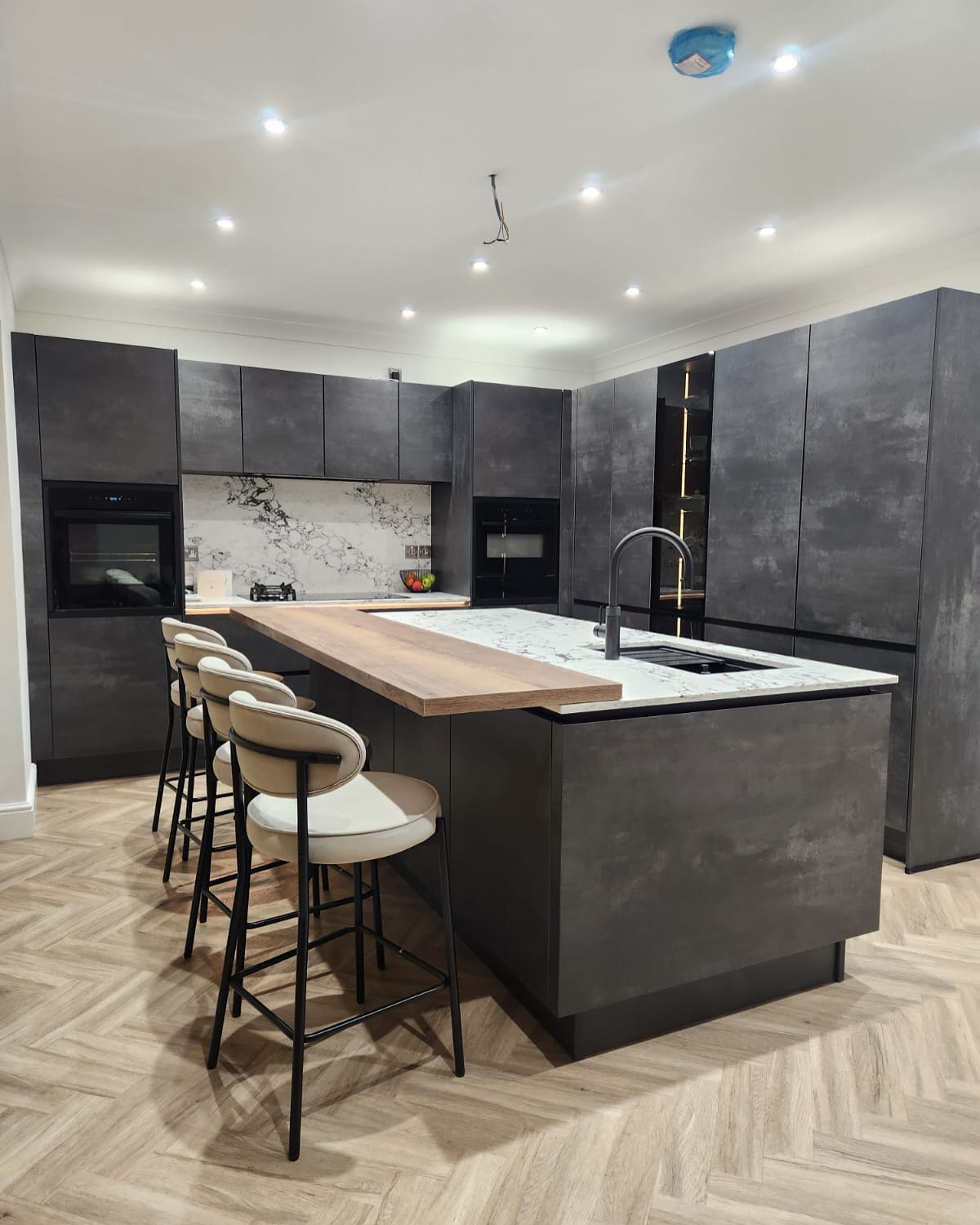 Modern sophistication in the heart of Leicester! ✨ Designed and supplied by @shethsinteriors, this kitchen combines bold dark cabinetry, a stunning marble worktop, and a stylish wood-accented island to create the perfect balance of luxury and functionality. What’s your favorite detail? 👌 #ShethsInteriors
#LuxuryKitchens #KitchenInspo #InteriorDesign #ModernKitchens #KitchenGoals #HomeInspiration #DreamKitchen #KitchenDesign #KitchenTrends