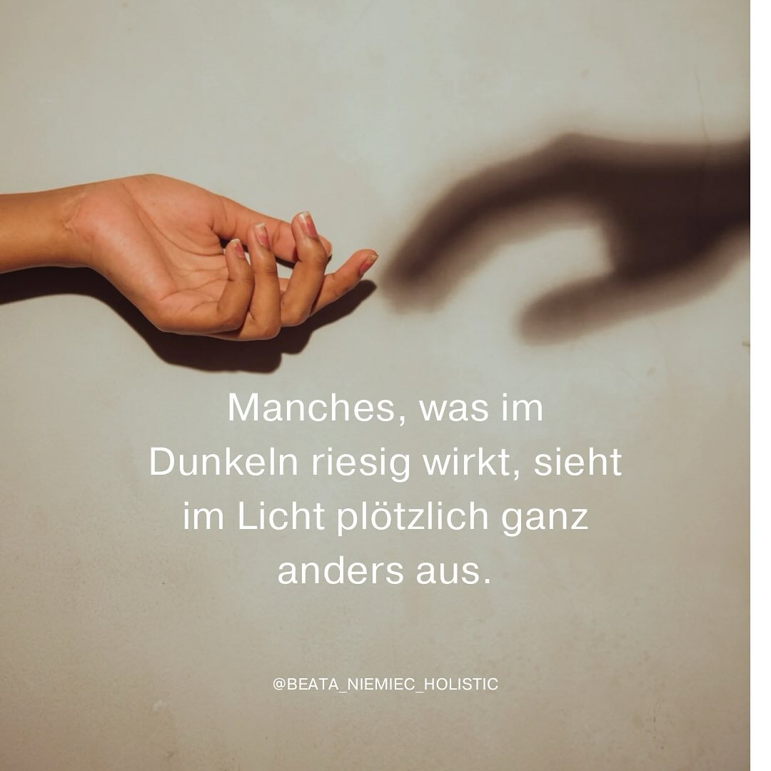 Wir tragen so viel mit uns herum – alte Geschichten, Sorgen, Enttäuschungen, ungeklärte Gefühle, Wut, Trauer. Und all das verstauen wir irgendwo tief in uns. Manche Dinge wollen wir nicht sehen, aber die Last bleibt.🫣
Was wäre, wenn du dir erlaubst, kurz innezuhalten und wirklich hinzusehen? Dir selbst die Zeit zu geben, Stück für Stück loszulassen, was dich belastet.
Es wäre, als würdest du endlich dieses schwere Päckchen absetzen, das du schon so lange mit dir herumträgst – ohne wirklich hineinzuschauen, was da eigentlich drin ist. Und manchmal, wenn wir es öffnen, merken wir, dass vieles gar nicht so schwer ist, wie es sich angefühlt hat. Manches, was im Dunkeln riesig wirkt, sieht im Licht plötzlich ganz anders aus. 💡
Vielleicht ist für DICH genau jetzt der richtige Moment, innezuhalten, hinzuschauen und den Schatten nicht länger größer werden zu lassen ?
Ich begleite dich gerne auf diesem Weg.
Deine Beata 🤍
Regression - Hypnose
Rückführung
Inneres Kind
Reinkarnationsarbeit
Transgenerstionales Trauma
#Selbstreflexion #InnereHeilung #LichtUndSchatten #Loslassen #Perspektivwechsel #Achtsamkeit #Hypnose #Persönlichkeitsentwicklung #MutZurVeränderung #Selbstfürsorge #hypnose #rückführung