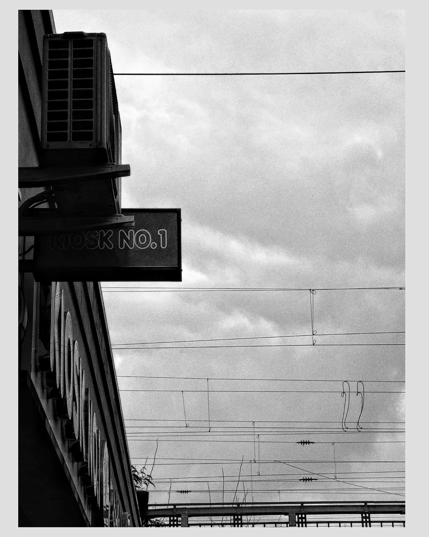 #blacknwhite #bnw #blackandwhite #bw #blackandwhitephotography #photography #art #bnwphotography #monochrome #black #photooftheday #captures #brutalismus#blacknwhitephotography #blackandwhitephotograhy #light #design #architecture #hansestadt #architektur #glass #beton #house #germany #streetphotography