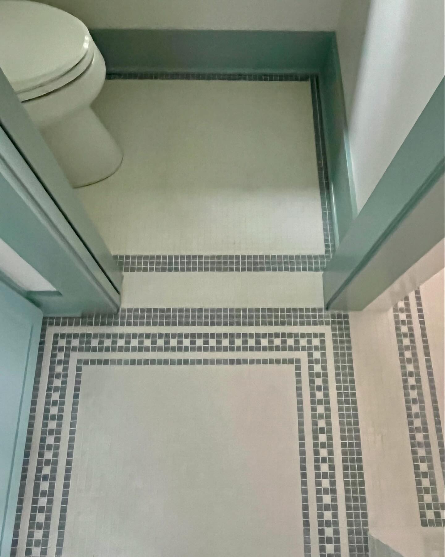 Lovely bathroom details carry throughout.
#pnwbuilder #craftsmanhome #seattlecontractor
#custombuilder #motawitileworks
