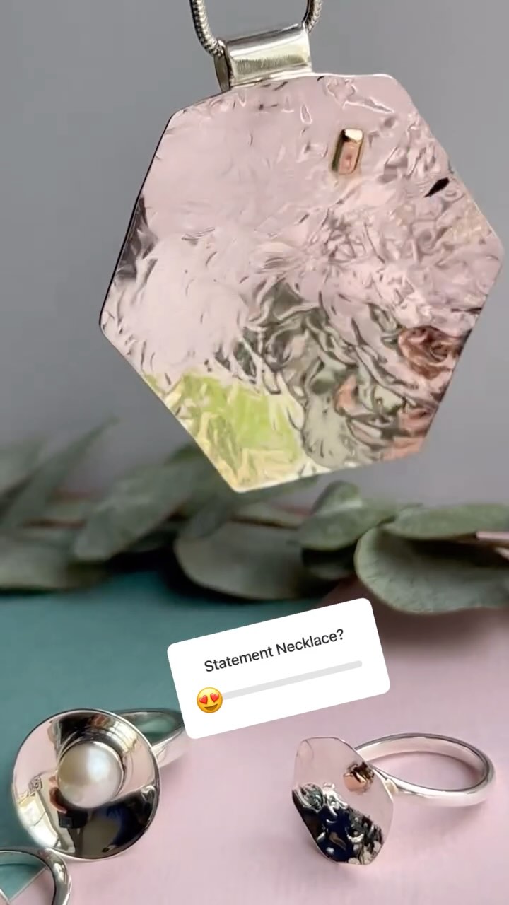 #handcraftedjewellery #sterlingandgold #lisburn #hillsborough
Love this statement necklace in Sterling Silver and 9ct Rose Gold. 😍♥️
Shop now - www.sterlingandgold.co.uk