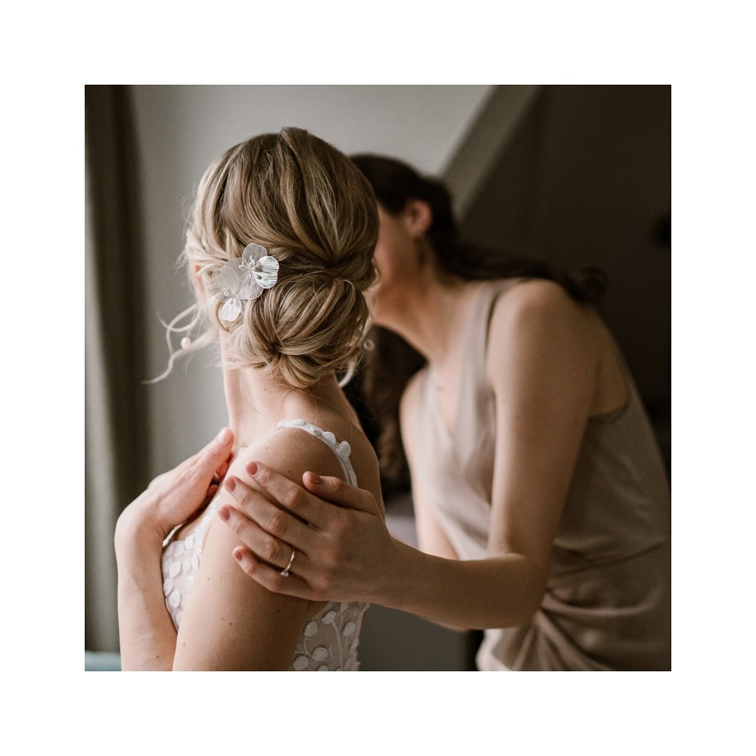 ✨ The Getting Ready Moment ✨
As a wedding planner, the Getting Ready time is always one of my favorites. It’s filled with excitement, nerves, and joy as the bride, groom, and their loved ones prepare for the big day. I ensure every detail is in place— from hair and makeup to last-minute touches.
For the bride, it’s an emotional moment of slipping into her gown with her closest friends by her side. For the groom, it’s a more relaxed but equally special time with his groomsmen. These moments set the tone for the entire day, filled with love and anticipation.
I’m so grateful to be part of these unforgettable preparations! 💍✨ #WeddingPlanning #GettingReady #WeddingDayMagic #BehindTheScenes #bigday
Photo credits: @renatesmitphotography