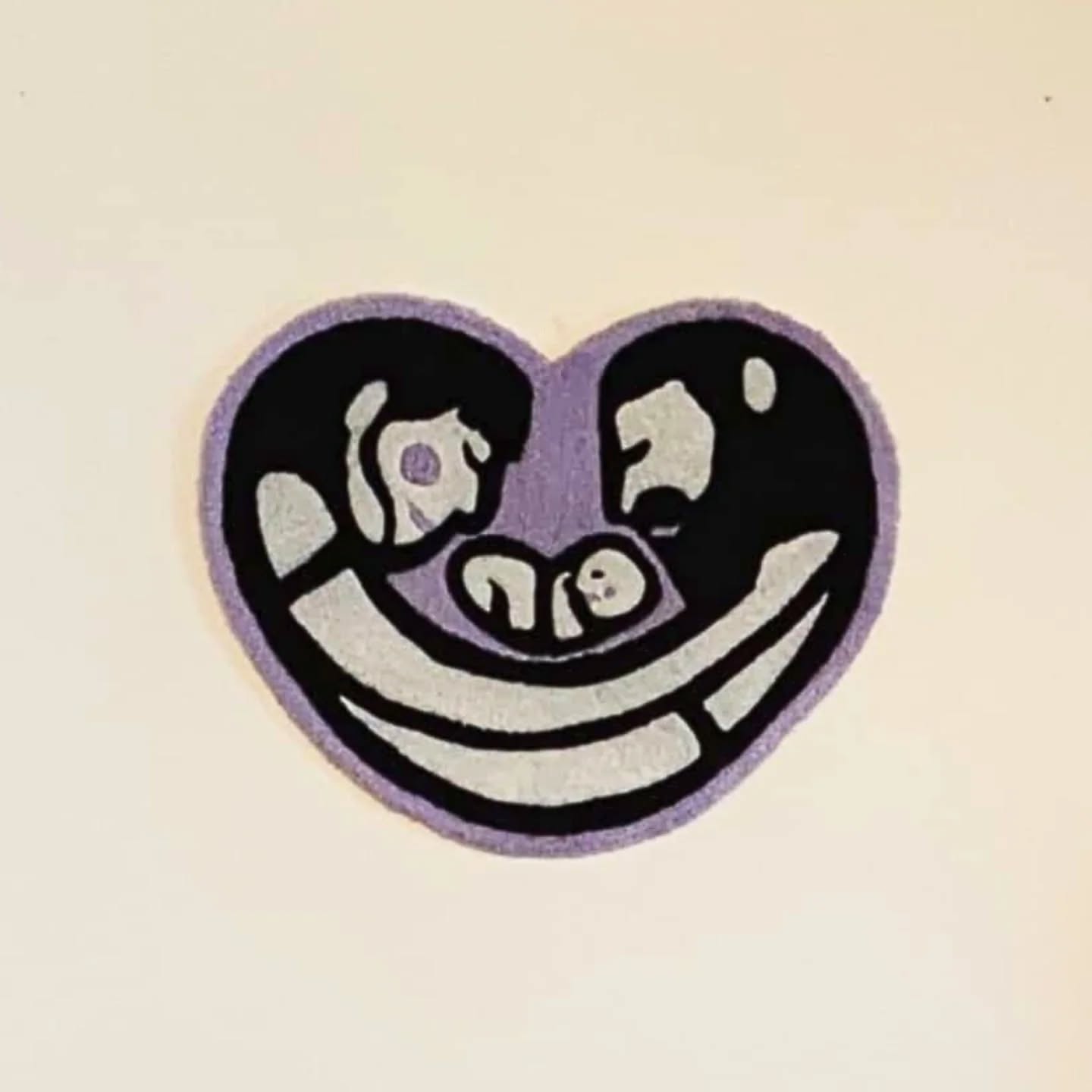 Cette œuvre est sans aucun doute la plus importante que j’ai réalisée. 🌟 Je l’ai créée pour ma femme, en hommage à la naissance de notre enfant et à tout ce qu’elle représente pour moi. Elle est celle qui a cru en moi, qui m’a poussé à suivre ma passion et à lancer *Cœur d’Aiguilles*. ❤️
Aujourd’hui, je partage ma vie entre mon rôle de papa et celui d’artiste, en créant des pièces faites à la main, pleines de sens et d’amour. Cette création est un symbole de cette aventure unique, où chaque fil raconte un peu de notre histoire. 🧵✨
Si tu veux suivre ce chemin avec moi et découvrir d’autres facettes de mon univers textile, n’hésite pas à t’abonner pour ne rien manquer ! 🖤
#tufting #tuftingarrt #creationunique #dmc #slowmade #slowdeco #handmadetextiles #handmadewithlove #famille