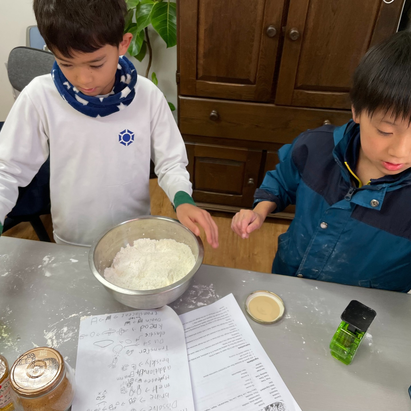 🍳✨ 「英語で料理を学ぼう!」 🍪✨
子どもたちは「クッキング」を通して英語を学びました!🧑🍳
「mix」「stir」「pour」など、実際に体験しながら楽しく英語で料理を学ぶレッスンです。🎉 今回はレシピを読んで理解し計画を立てて料理に取り組む練習をしました。言語を学ぶ為には、本で学ぶだけでなく、実際に体や頭を使って言語を使いながら学ぶ事がとても大切だと考えています。その上、クッキングのスキルも将来役立ちます。
遊び心たっぷりの学びで、英語を自然に吸収できます!🌟
📞 無料体験レッスンのお申し込みはお電話またはDMから!
#英語で料理 #松阪市英会話 #遊びながら学ぶ英語 #無料体験 #子ども英語