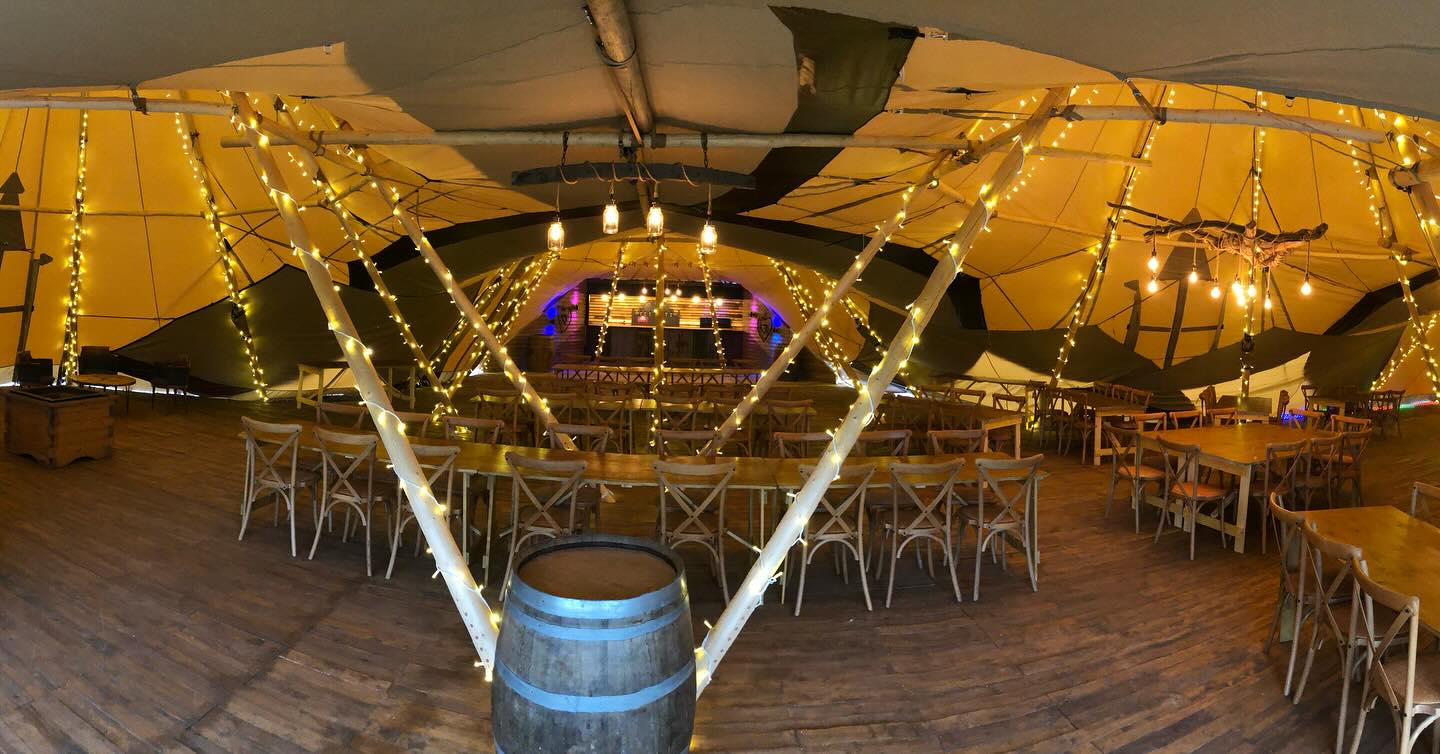 Our tipis go back up soon to create this magical event space!
-LOADS of seating for dining ✅
-HUGE bar area for mingling✅
-MASSIVE dancefloor for throwing shapes✅