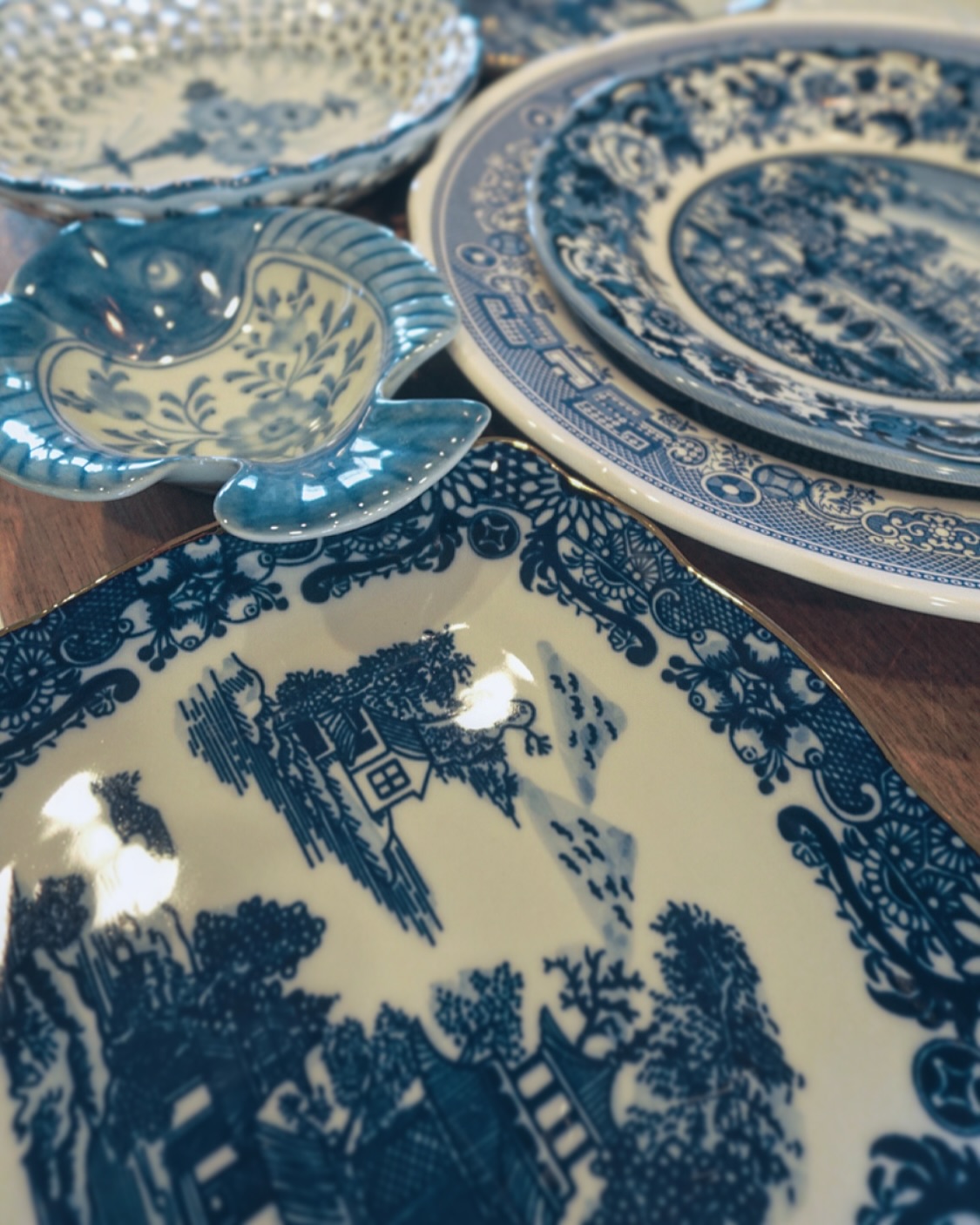 Now that the holidays are behind us, I finally have time to add the newest addition to my plate wall collection - can't wait to share!💙
.
.
.
.
.
.
.
.
.
.
.
.
.
.
.
.
.
.
.
.
.
#homedecor #diy #homesweethome #decor #kitchendecor #gallerywall #platewall #design #platewalldecor #vintageplates #chinoiserie #blueandwhite #gallerywallinspo #dior #blog #gallerywalldecor #blueandwhitedecor #fyp #homestyling #vinatge #diyhomedecor #vintageplate #explorepage #diyprojects #homeideas #interiordesign