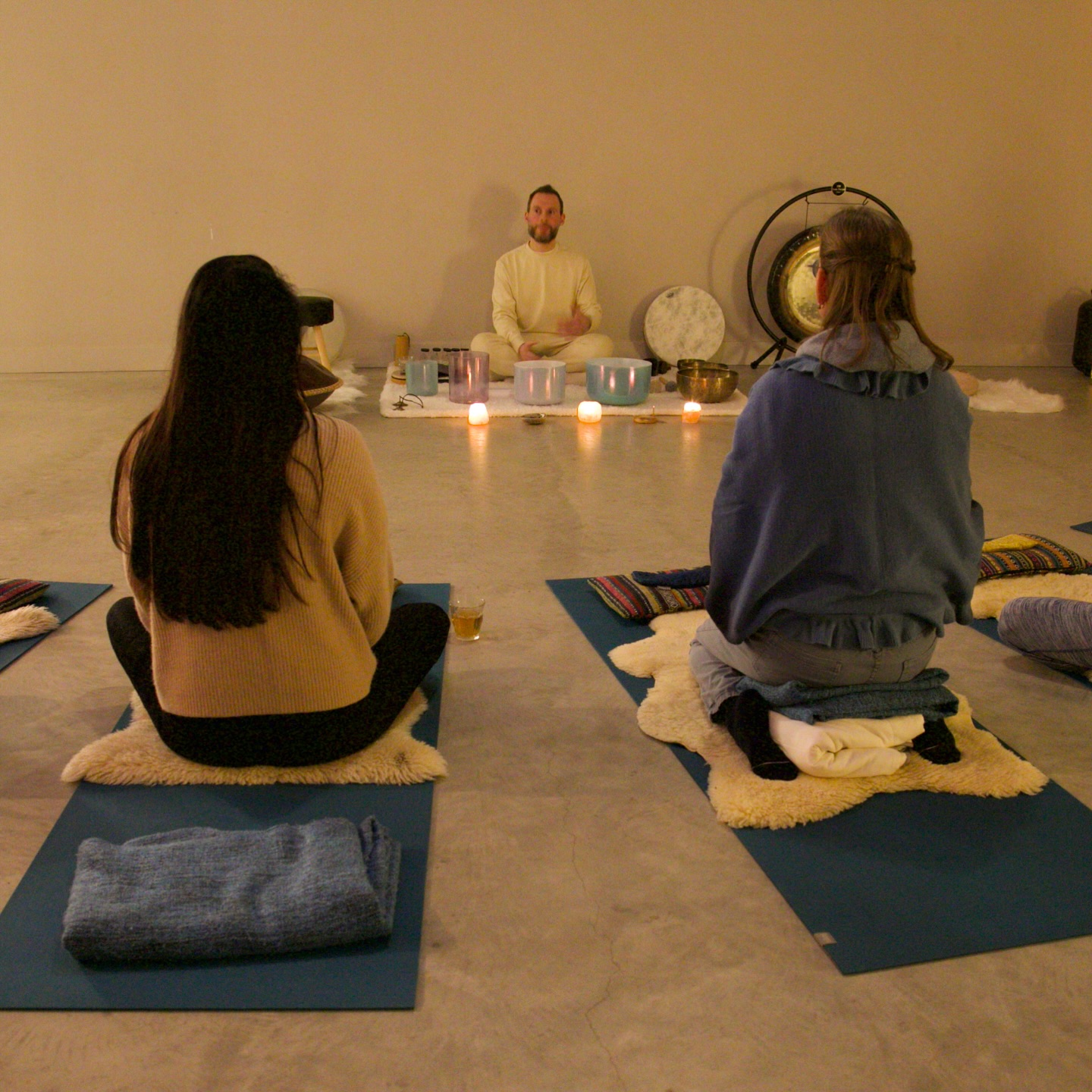 Ik krijg vaak bij een Sound bath van deelnemers te horen dat bepaalde geluiden erg fijn worden ervaren maar ook weleens dat mensen een geluid heel onaangenaam ervaren.
Klanken die je op bepaalde wijze triggeren die willen je wat vertellen.
Het kan een herinnering opbrengen
Een bepaalde emotie oproepen
Een gevoelige frequentie aanraken
Het brengt iets teweeg in je systeem waar je op dat moment aan toe bent om los te laten.
Je mag daar dan:
*rustig door heen ademen
*voelen wat het met je doet
*open staan voor wat zich aandient
Je bent altijd in een veilige omgeving waar je mag zijn.
Voor iedereen zal de sessie precies brengen wat diegene op dat moment nodig heeft.
Daarom mag je na de klanken weer rustig terugkeren met een kop thee.
#KlankBad #SoundHealing #SoundBath #SoundJourney #HolisticHealing