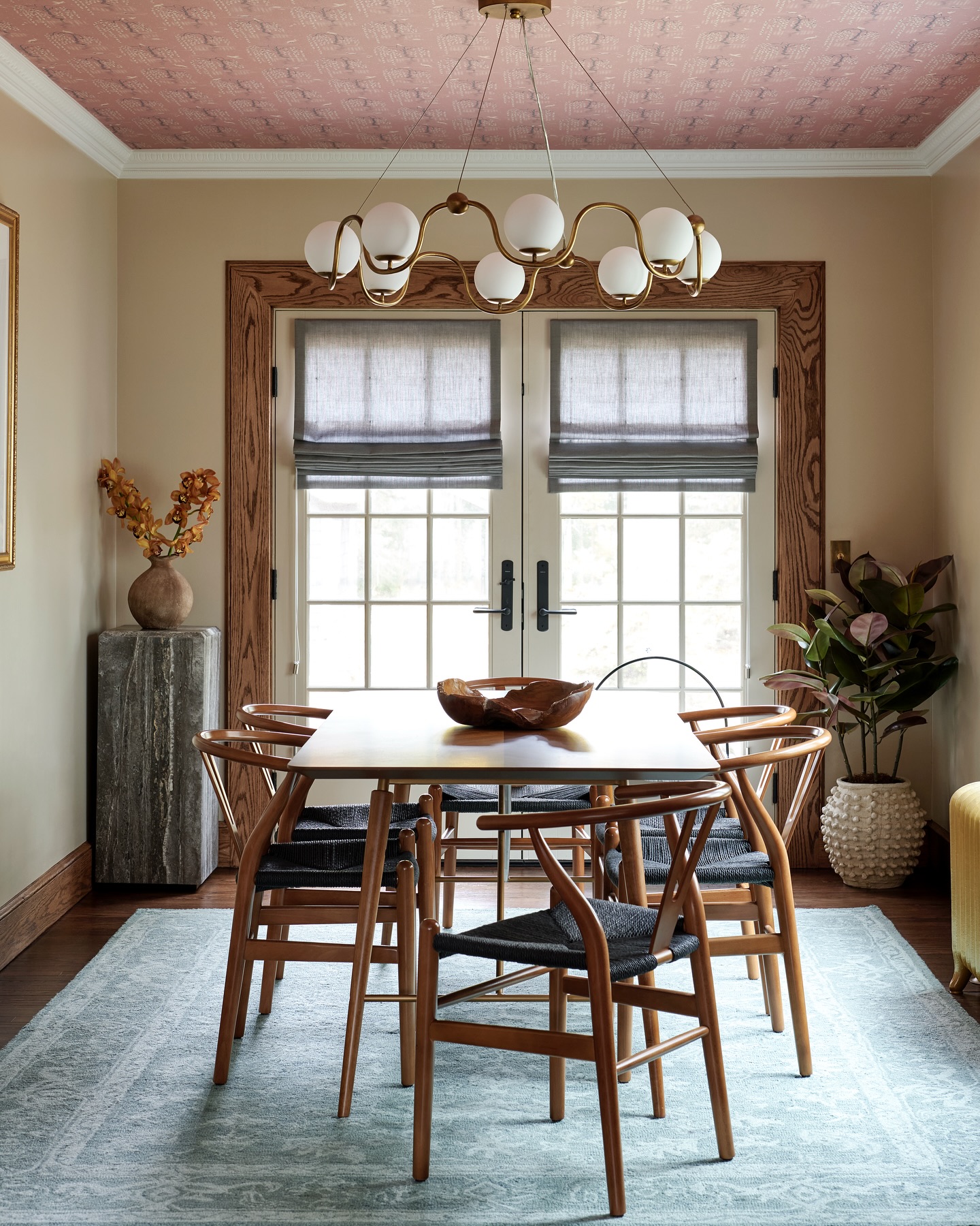 BEFORE AND AFTER
Step 1: Move the radiator to the other window and have it refurbished and custom colored.
Step 2: Replace the window with french doors that will lead to a future deck.
Step 3: Refinish the original moldings and floors.
Step 4: Paint the walls, wallpaper the ceiling, and add a new chandelier.
Step 5: Decorate.
With a million little details in between.
Interior Stylist: @kiyanapanton
Photographer: @sans.murs
