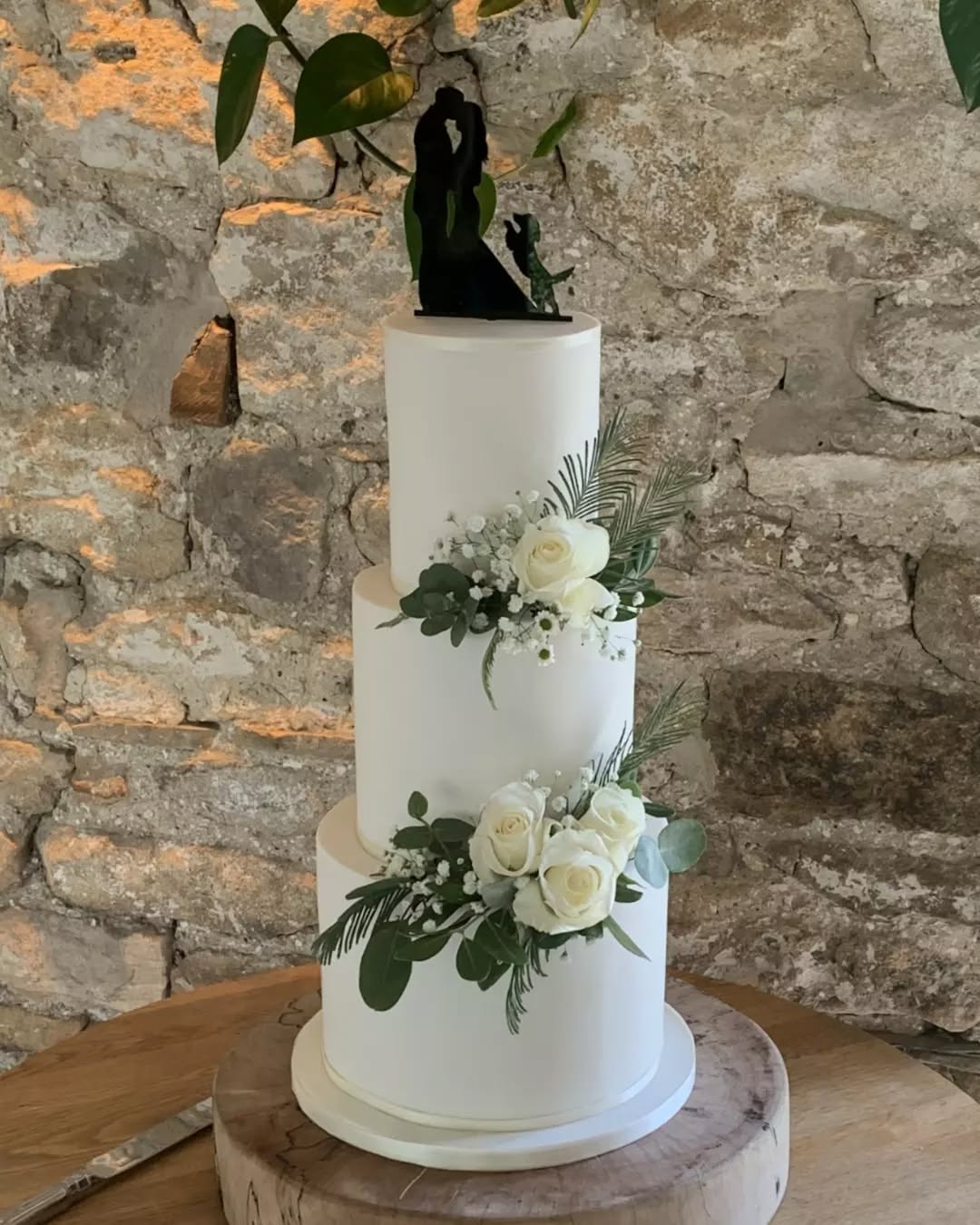 Simple is sometimes all that is necessary to be beautiful
#ivorycakecompany #healeybarnweddings