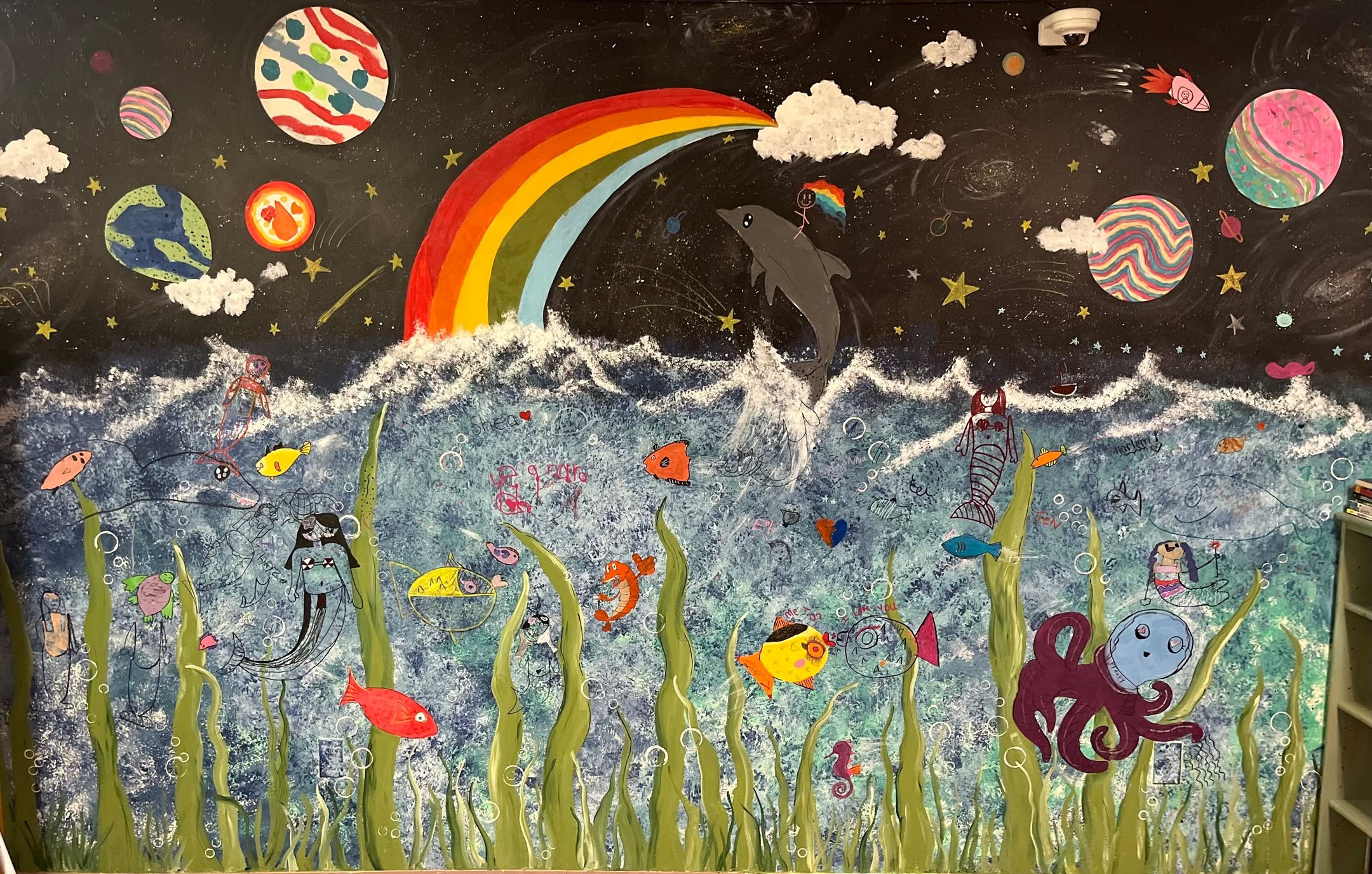 Another mural on the books!
Created with the fantastic kids from #homeswithhope #hwhct
From design discussion to painting on the wall, polytab and adding in details - these kids did a FABULOUS job
Thank you #homeswithhope for letting me work with your students! :) So PROUD of them all for working together as a team to create this ❤️
#kidsartwork #muralpainting #westportct #westportmoms #fairfieldcounty #ctarts #leadershipprograms #ctmurals #riseupgroup