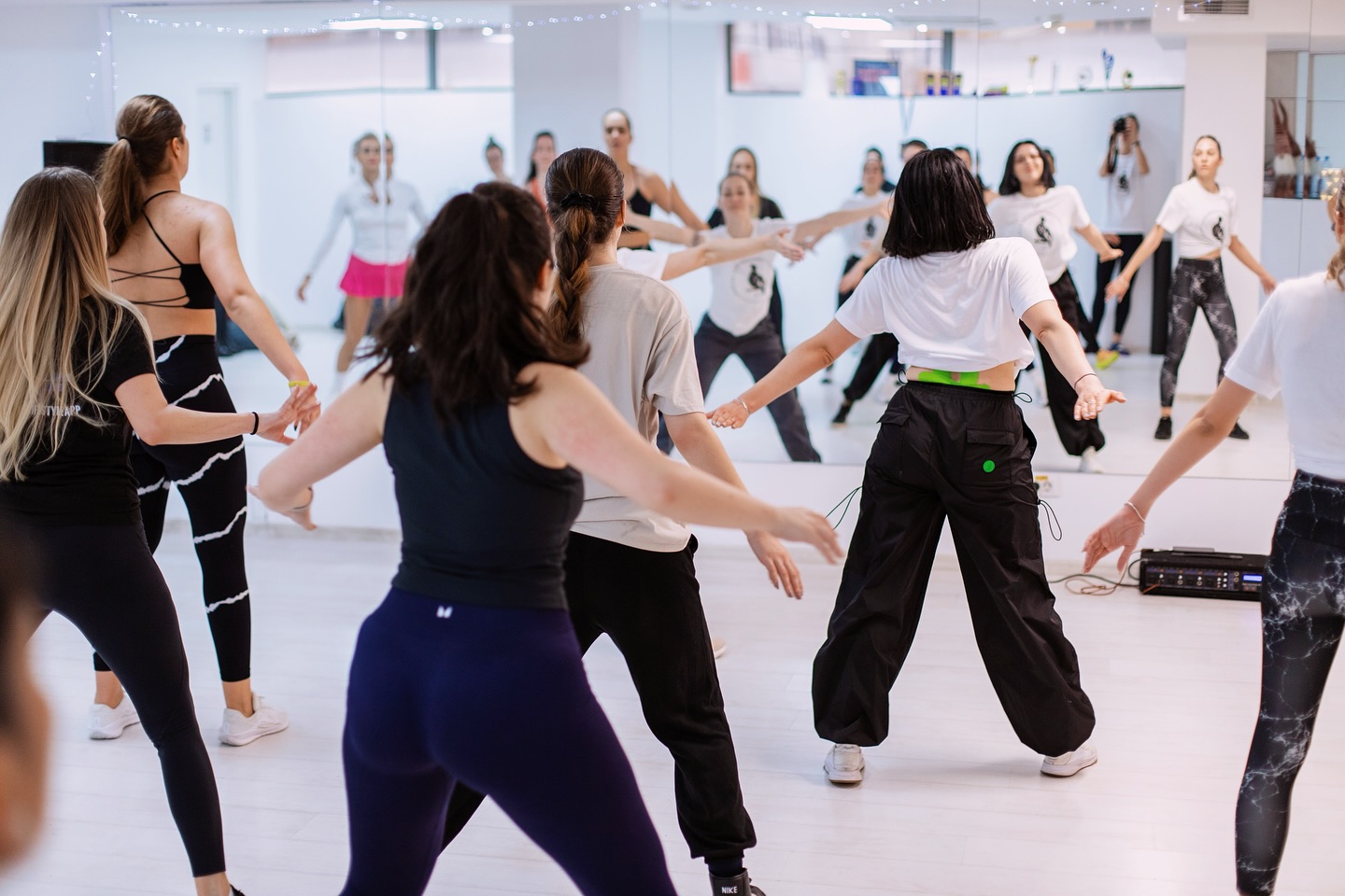 Descoperă bucuria DANCE AEROBIC
Vineri ➡️ 20:30
Înscrierile se fac pe whatsapp sau prin mesaj!
Vă aşteptăm!