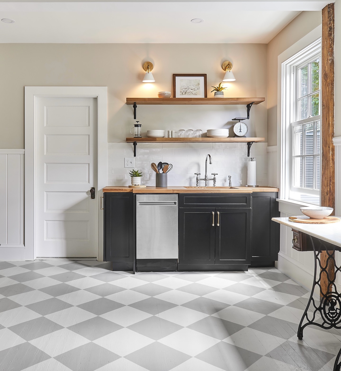 Got plans for Valentines Day Weekend?!? @themonrohouse is currently available and is the perfect spot for a little getaway. Not only is it absolutely adorable, but walking distance to all the best restaurants and spas Bristol has to offer. Book now on Airbnb! See link in The Monro House bio.
#valentines
#getaway
#celebrate
#bristolri
#airbnb
#designstay
#vacation