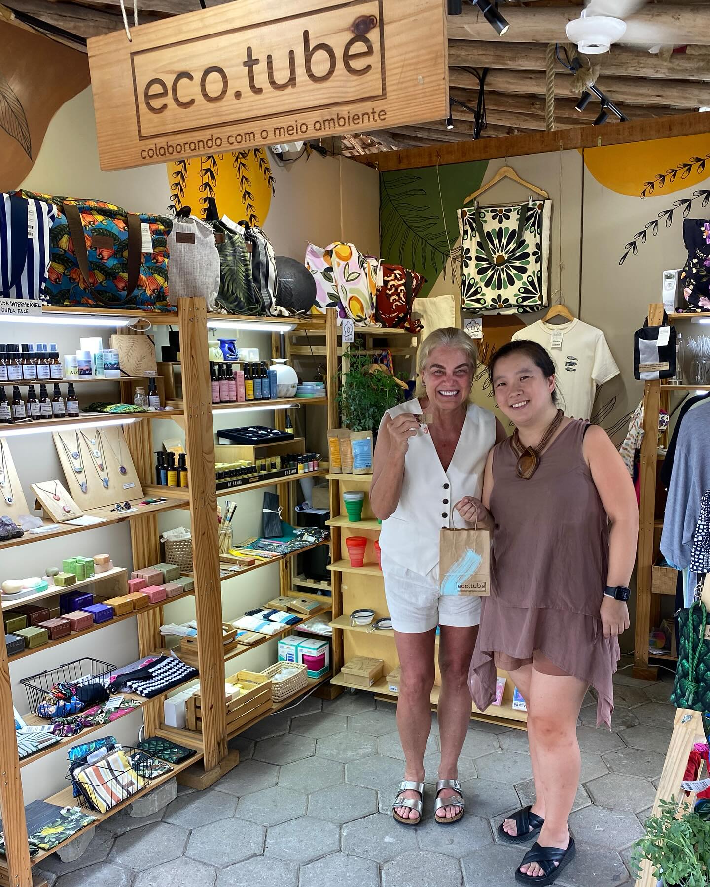 🌿✨ **Visita Especial na Eco.Tube** ✨🌿
Hoje tivemos a honra de receber a @samiamaluf_oficial em nossa loja no @vilariviera em Riviera de São Lourenço!
Venha conhecer de perto o aroma dos nossos óleos essenciais @bysamiaaromaterapia e descubra como eles podem transformar sua vida proporcionando bem-estar e qualidade de vida🌺💧
🗓️ **Estamos abertos até o dia 8 de março!**
Fevereiro até dia 02/02 16 às 00h
Depois aos finais de semana as sextas, sábados e domingos. E a ultima semana de fevereiro emendando o carnaval, encerramos dia 8 de março!
🌼 Junte-se a nós e celebre a natureza e a saúde! 💚
Esperamos vocês!!
#BySamia #Ecotube #ÓleosEssenciais #SaúdeEBemEstar #RivieraDeSãoLourenço
—
Sinta-se à vontade para personalizar conforme necessário!