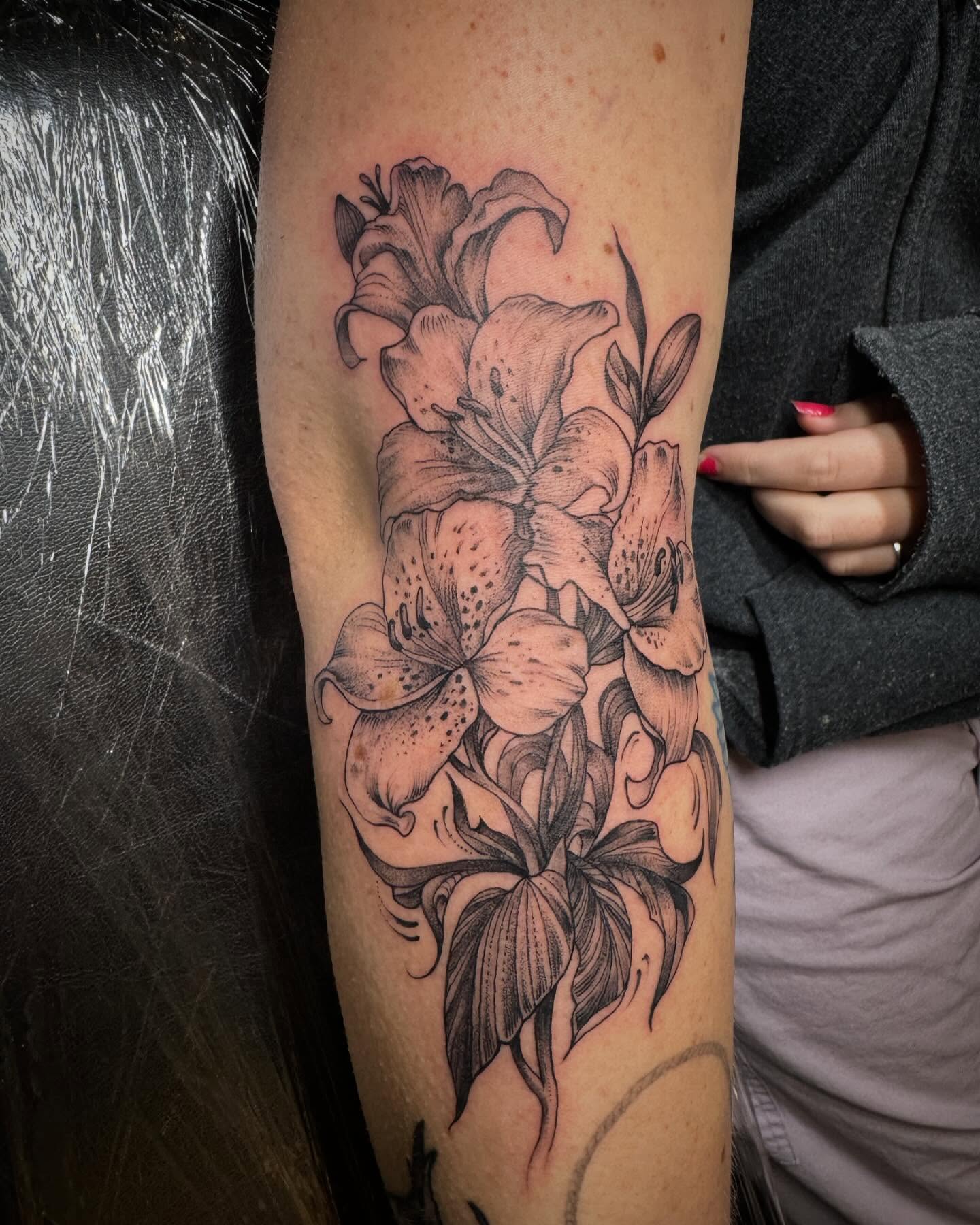 Some flowers for a wonderful client with a heart of gold 💛
#denvertattoo #denverartist #tattoodesign #blackwork #flowertattoodesigns #coloradoartist
