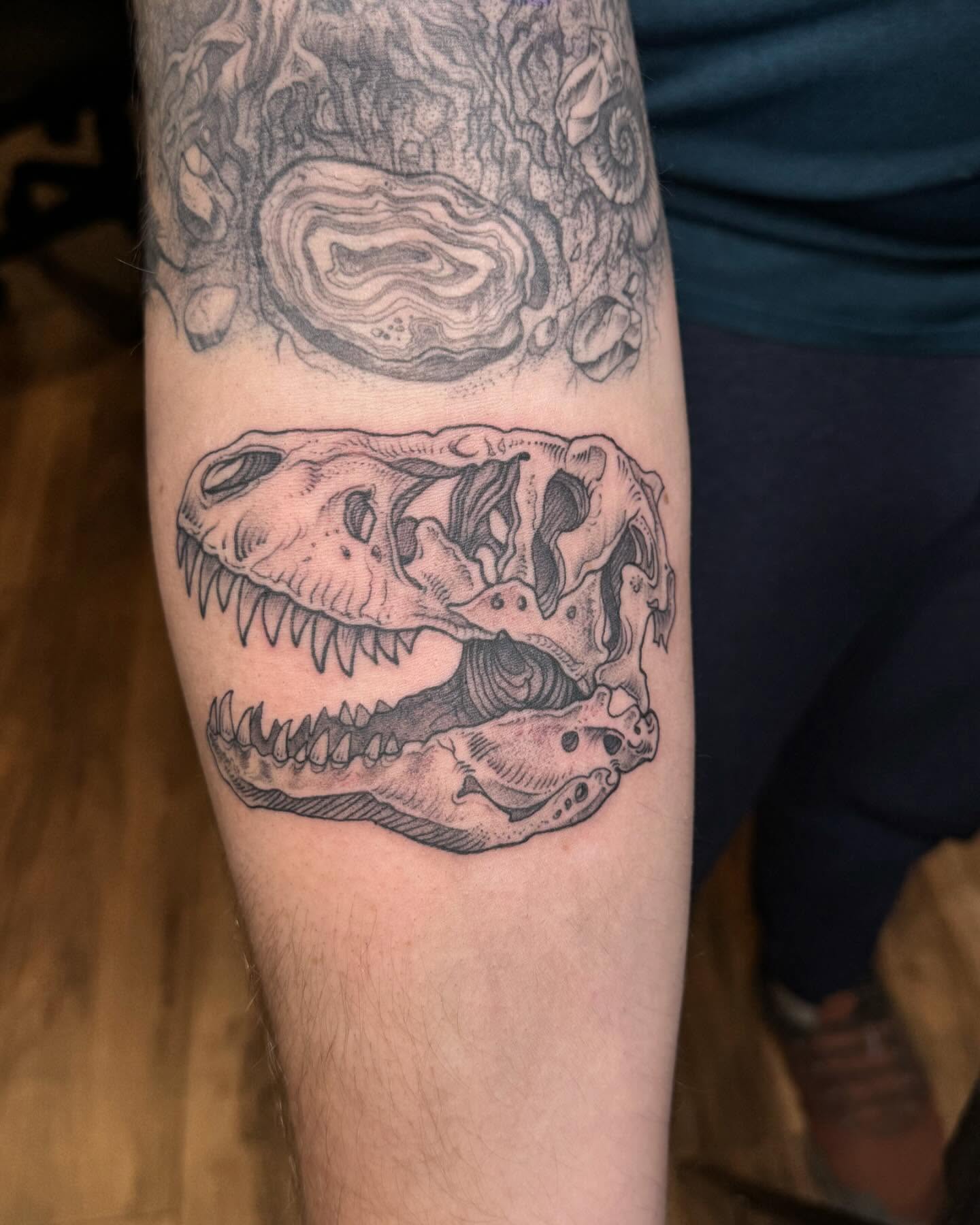 Quick t-trex for my adventurous client @nathanielgoeckner
#denvertattoo #denverartist #tattoodesign #colorado #coloradoartist #dinosaur