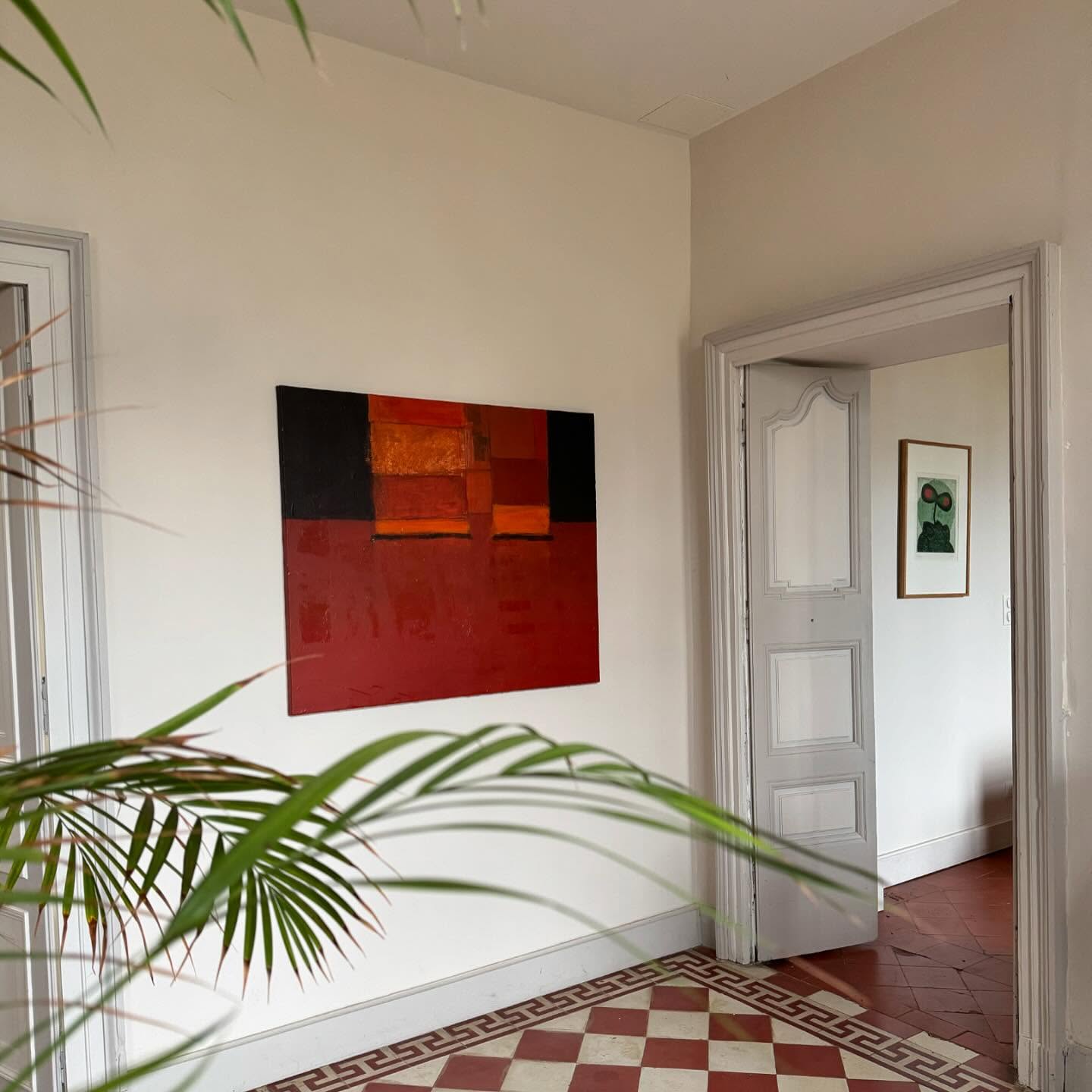 Bed & Kunst 🖼️
Op bijna elke muur siert kunst in Oh, le château! In je kamer, in de gedeelde ruimtes en ook in onze eigen ruimtes hangen schilderijen, litho’s en tekeningen. Abstract en figuratief, in krachtige kleuren of met ingetogen tonen, groot en klein, de werken vormen samen een afwisselende verzameling. De rode draad? Stuk voor stuk raakten ze bij ons een snaar. ❤️
Chambres d’art 🖼️
L’art orne presque tous les murs d’Oh, le château! Il y a des peintures, lithographies et dessins dans votre chambre, dans les espaces communs et aussi dans nos propres pièces. Abstraites et figuratives, aux couleurs puissantes ou aux tons tamisés, grandes et petites, les œuvres forment une collection variée. Le fil conducteur ? Chacun d’entre eux a touché une corde sensible chez nous. ❤️
Eduard Linders, Martin van Dijk, Gerard van Zon, Helen Pollock, Frank Couteaux, Theo Kuijpers, Ton Frenken, Arty Grimm, Ellen Janssen, Claudia van der Linde
@eduardlinders @theo.kuijpers_beeldende_kunst @madebyellenjanssen @arty_grimm
#art #kunst #chambresdhotesdecharme #bedandbreakfastcharme #ohlechateau #artcontemporain #interiordesign #frenchiesofinstagram #weloveartists