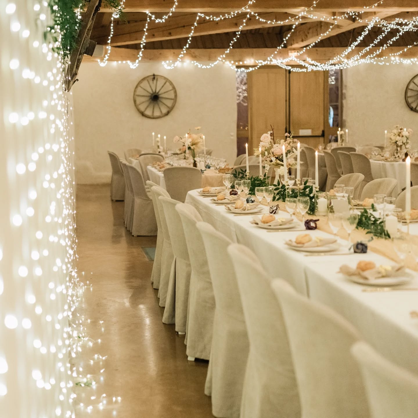 Lumière 💡✨
Et le souhait de notre mariée de dîner sous un ciel lumineux se réalise...
Dans vos demandes vous me parlez souvent de lumière. Sachez que l'on fait toujours le maximum pour vous satisfaire, en prenant en compte les possibilités techniques du lieu, le temps de montage ...
C'est vrai que le résultat est tellement wahouuu 💓