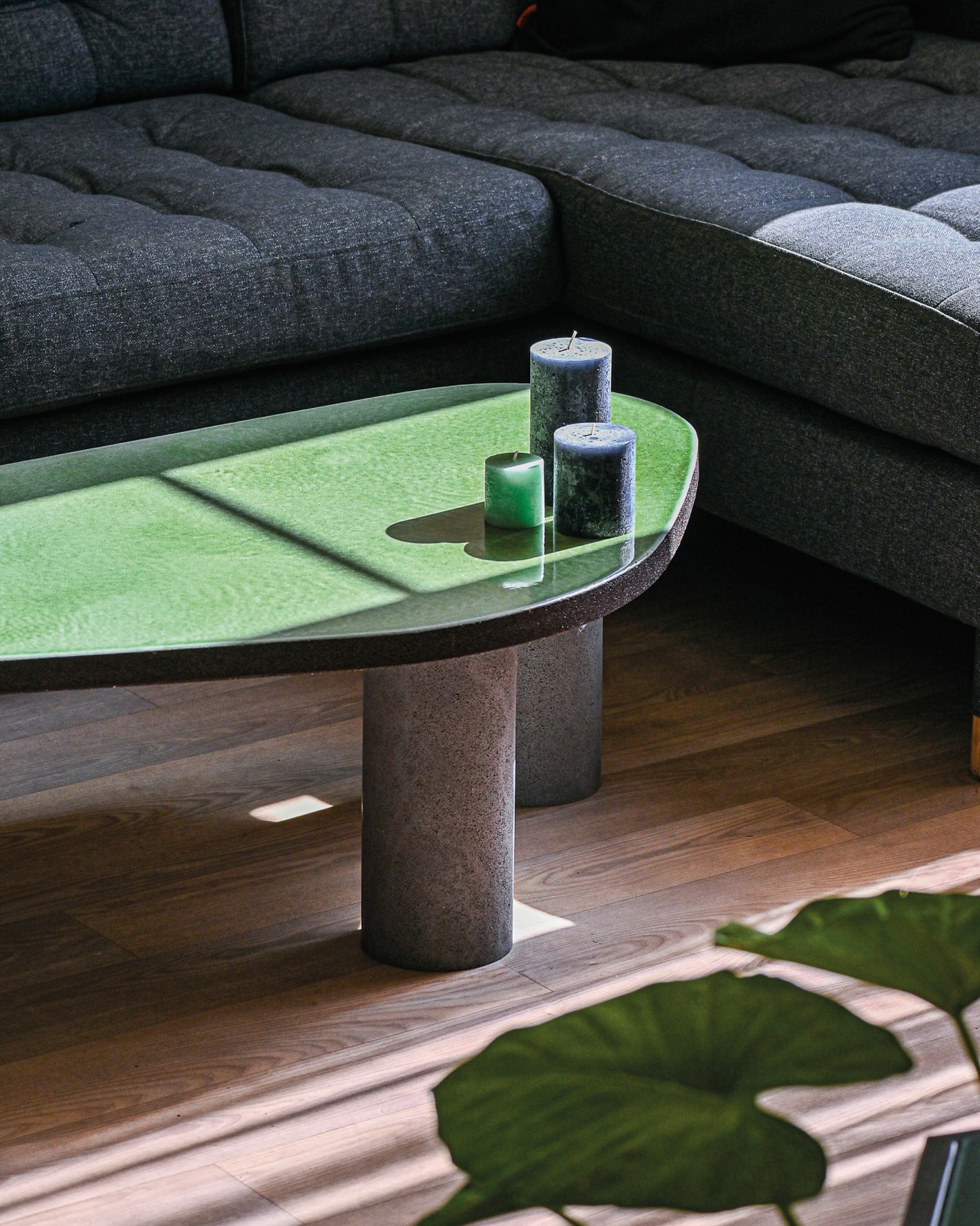 “Le Gallet de Lave” : La Nature Sculptée à Votre Service ✨
Découvrez “Le Gallet de Lave”, une table en pierre de lave émaillée qui incarne la beauté brute des volcans français 🇫🇷. Chaque pièce est sculptée à la main avec une précision artisanale pour révéler la force naturelle de la pierre. Son design épuré, inspiré par les formes organiques de la nature, mêle élégance et robustesse. Le plateau émaillé, avec ses teintes subtiles, fusionne tradition et modernité, apportant une touche raffinée à vos espaces. Une pièce unique qui transforme votre intérieur en un lieu d’histoire et de caractère. 🌋
Une pièce intemporelle signée Lavastone et Le Roy Design. 🌍
Disponible sur @lavastone_design
#design #designer #designproduct #artisan #artisanatfrancais #homedecor #homedesign #lavastone #designinterior