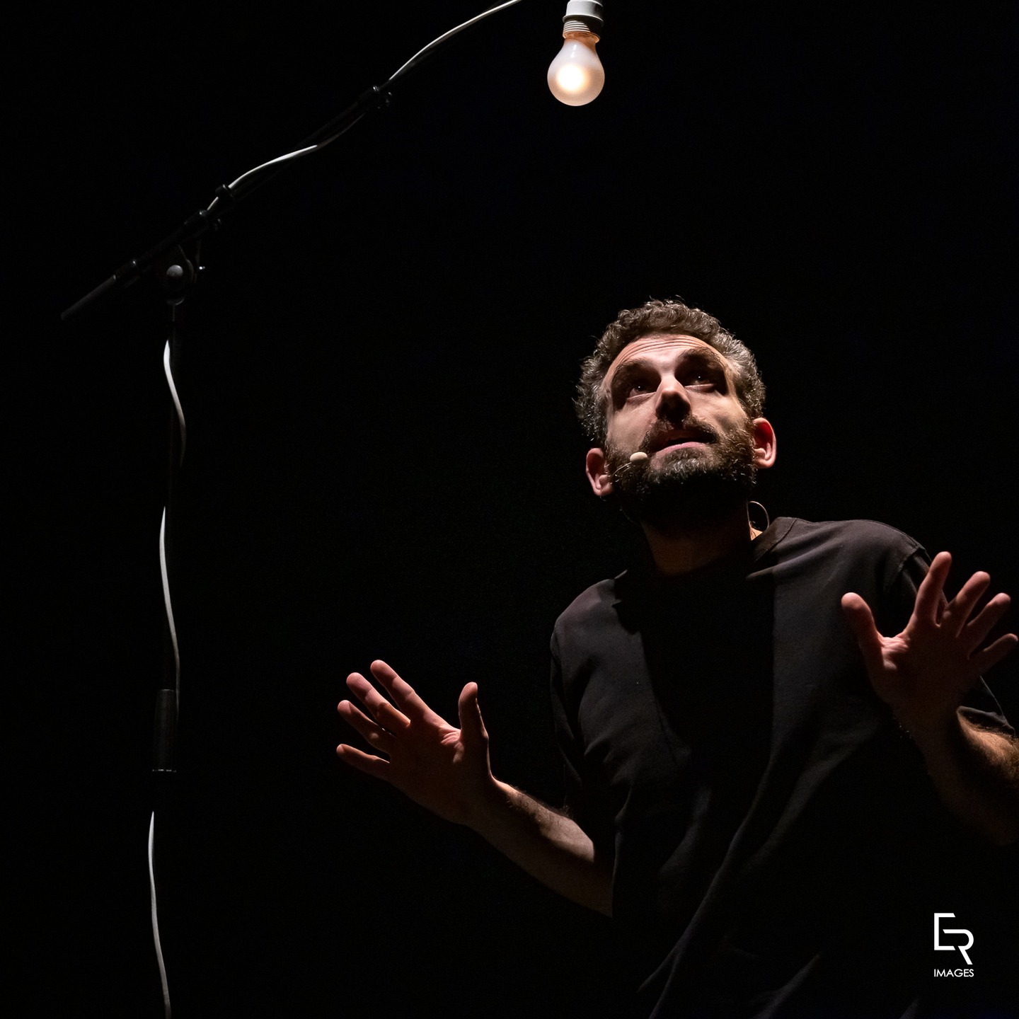 Qu'il était beau, qu'il était pétillant ce spectacle de @stan_christophecarotenuto ! Les oeuvres d'art nous ont parlé, nous ont touché et l'on en redemande... Merci @lereservoir @villedesaintmarcel71 pour cet accueil cousu main. Le @fest.oenorires ne pouvait s'ouvrir de meilleure façon...
.
.
. Photos @etienne_ramousse
.
.
.
. #oenorires #stan #oeuvredart #festival #theatre #seulenscene #spectacle #legrandchalon #bourgogne #igersbourgogne #jenpete