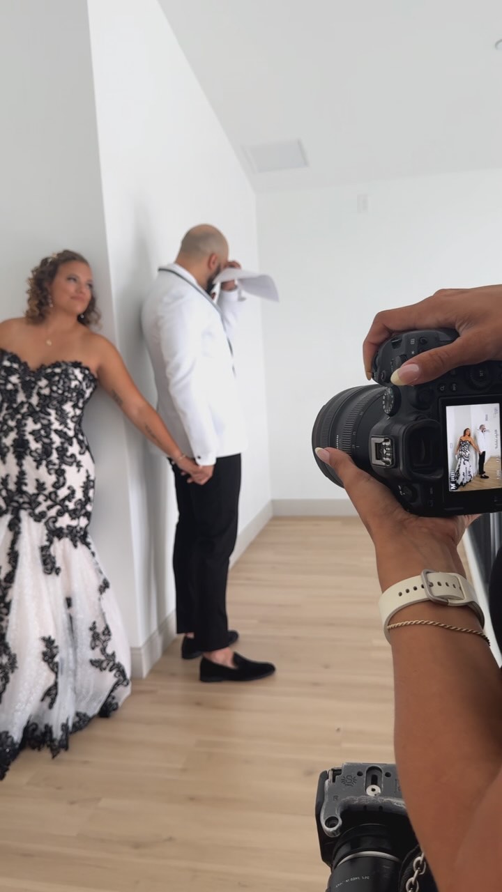 life behind the lens 📸🤳🏼
Capturing love’s most magical moments 💕 A day in the life of a wedding photographer - where every click tells a story, and every frame holds a lifetime of emotions. Behind these lenses, magic happens ✨📸 🤍
📸: @white_wedding_photography