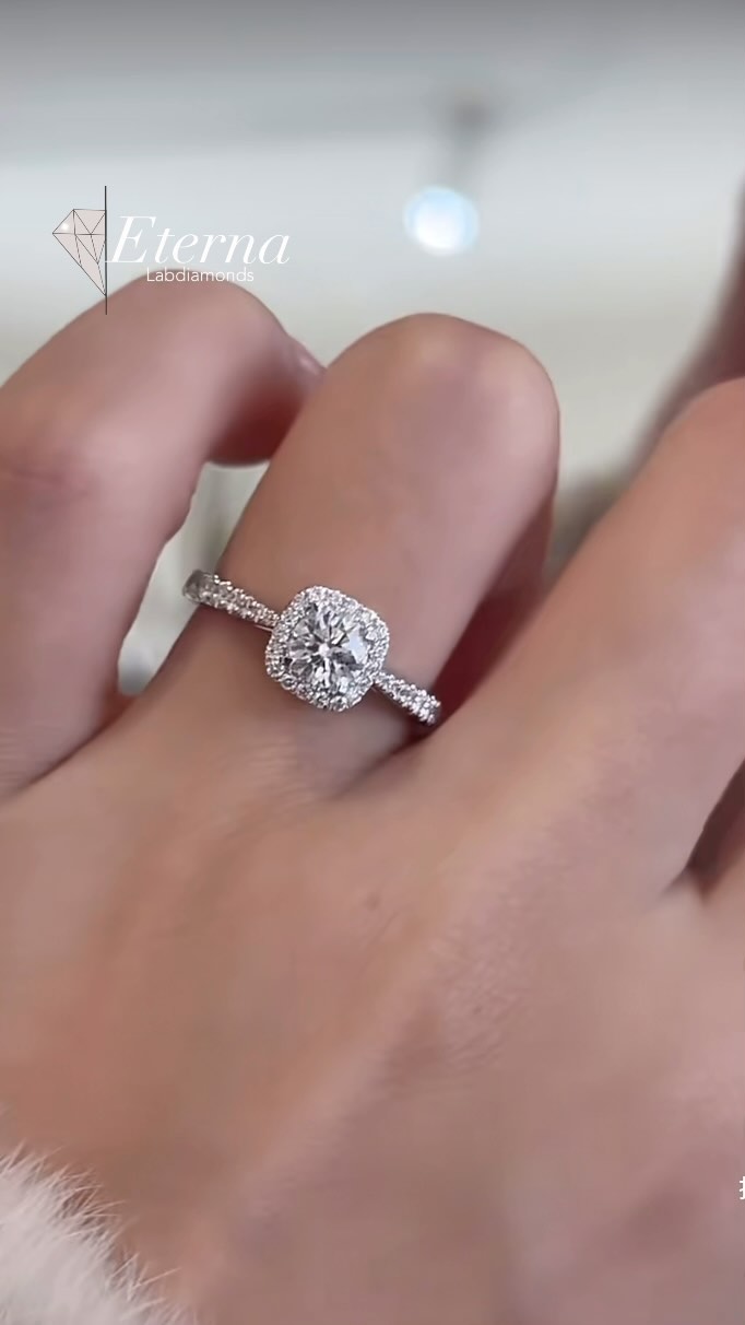 El diseño de engaste rodeado con corte cuadrado es un estilo muy popular recientemente.
#18KGold #DiamondRing #LuxuryJewelry
#ClassicElegance #timelessdesign #diamonds
#diamondrings #labdiamonds
#labgrowndiamonds #diamante
#diamantesdelaboratorio #syntheticdiamonds
#giftsforher #engagementring #weddingring
#instajewelry #regaloparaella #anillodecompromiso
#regalosdelujo #diamantedelaboratorio #Oro18K
#AnilloDeDiamante #joyeríadelujo
#diseñoatemporal #anillosdebodas #wedding #weddingrings #pinkdiamond #yellowdiamond #bluediamond