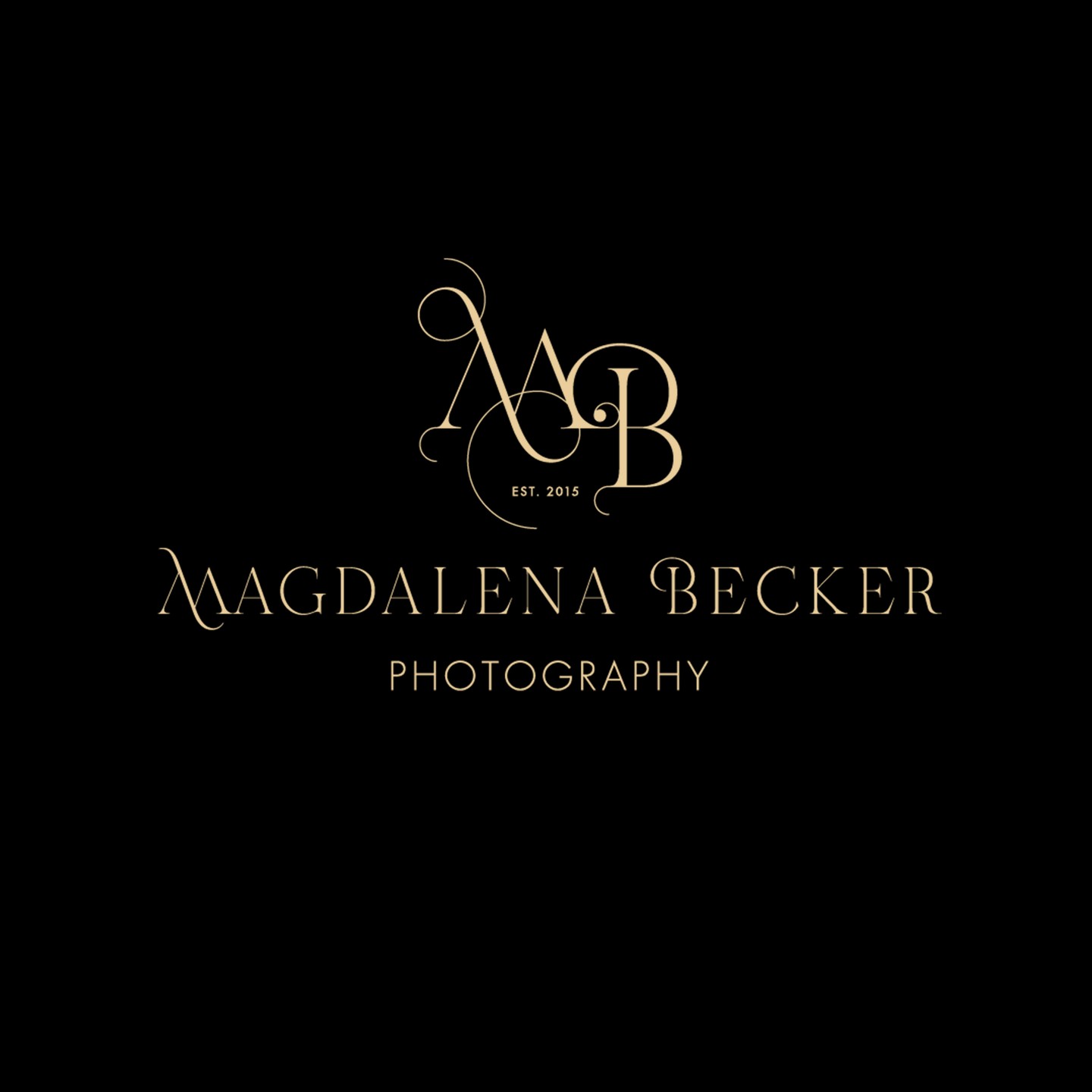 Rebranding zum 10 jährigen Jubiläum
Vor genau 10 Jahren habe ich den Entschluss gefasst, mein Hobby zum Beruf zu machen! Erste visuelle Geschichten für Verliebte, erstellte ich damals noch parallel zu meinem Bürojob. Der Weg führte über meine Elternzeit in die selbstbestimmte Selbstständigkeit und es war die beste Entscheidung ever!
Seitdem durfte ich viele Ja´s miterleben, viele tolle Hochzeitsfeste begleiten, zahlreiche Freudentränen und Umarmungen für Euch mit meiner Kamera festhalten. Nach 10 Jahren der Hochzeitsbegleitung bin ich bei den „zentralen Momenten“ nicht mehr so aufgeregt wie am Anfang, aber dennoch mit voller Leidenschaft bei jeder einzelnen Hochzeit.
Nun ist es an der Zeit für eine kleine Veränderung - zumindest gibt es für meine Arbeit ein neues Kleid; ein neues Logo und eine neue Webseite!. Sonst ändert sich nichts. Meine Fotos bleiben glamourös, lichtdurchflutet, hell und lebendig.
Ganz lieben Dank an den Lieblingsdesigner meines Vertrauens. Denis, amazing job! Du hast mich getroffen! Danke! @den.papo . . #fotografin #fotografinköln #hochzeitsfotografinköln #hochzeitsfotografinnrw #hochzeitsfotografinnen #weddingphotography #gesichthinterderkamera #hochzeitsfotosköln
#rebranding