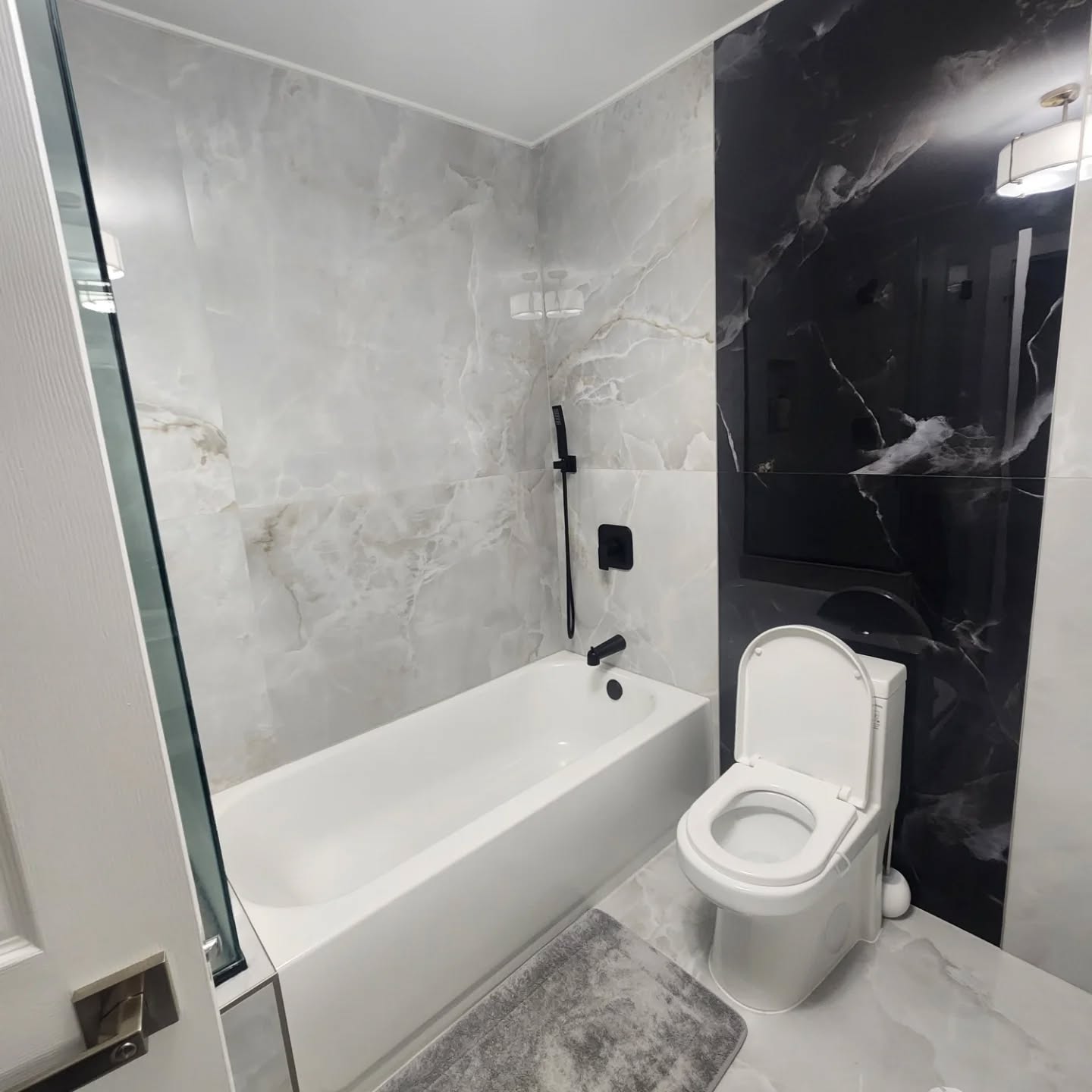 We revisited and captured the work completed six months ago in downtown Denver. The large-format Neolith porcelain stoneware is an incredibly durable, modern, and high-quality material suitable for all types of finishes.