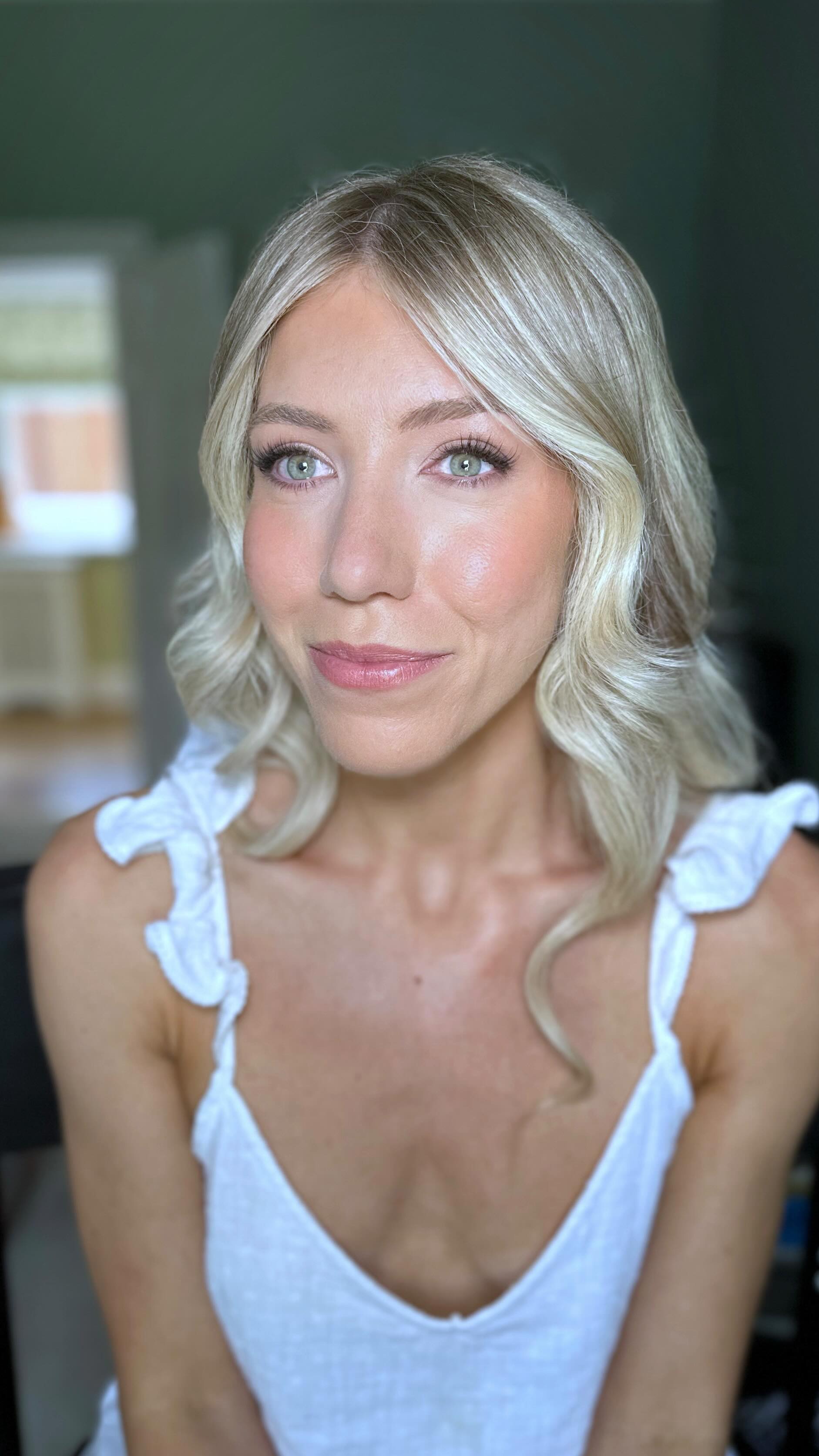 Breathtaking Abbie ✨
I absolutely love this footage of Abbie getting ready last summer for her wedding @cissbury_ barns.
At her trial, Abbie opted for pink tones on her eyes but later decided for her day she would prefer a wash of champagne instead, so you can see me checking she’s happy with the eyes before completing her look. A reminder that your wedding is about YOU! And if you want things tweaked, then we’re always happy to make changes!
I’m so glad I captured her bridal party seeing her makeup for the first time - one of my favourite bits aside from the final reveal! I’m just obsessed with Abbie’s whole look!
Just wait until you see her in her dress!!! 🔥
Dream team:
Photography @hannah_lightpainter
Venue @cissbury_
Hair @holly_hair3
Dress @grace_loves_lace
Alterations @thefinishingstitches
Floristry @gingerlilybrighton
Makeup @elliemcgowanmakeup