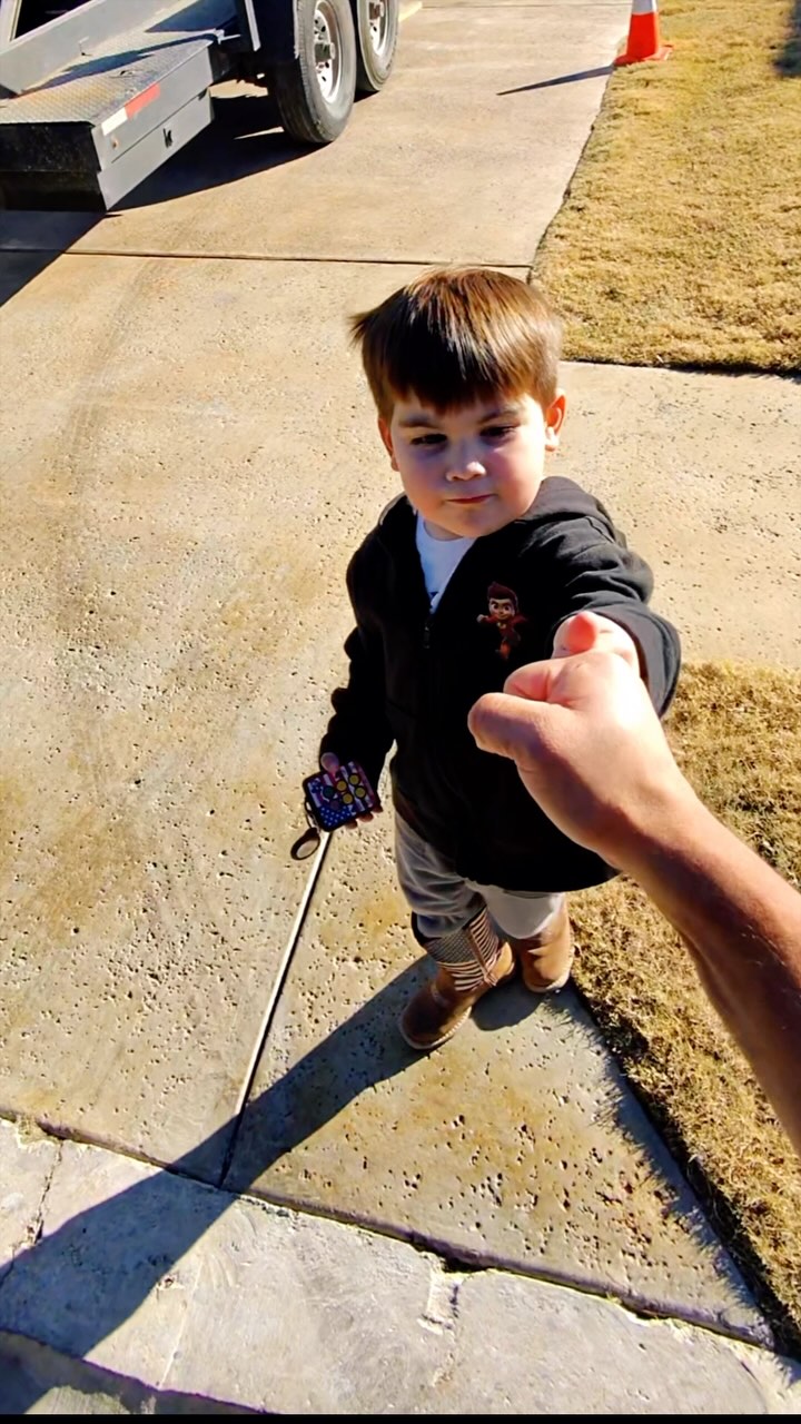 “ Im working with Dad” When your 4-year-old steps in and takes over like a pro! Today, he made it very clear who’s running the show, and let’s just say. I’m taking notes.
#LittleBossBigEnergy #ParentingAdventures
#TheyRunTheShow” #DashAwayJunkHauling