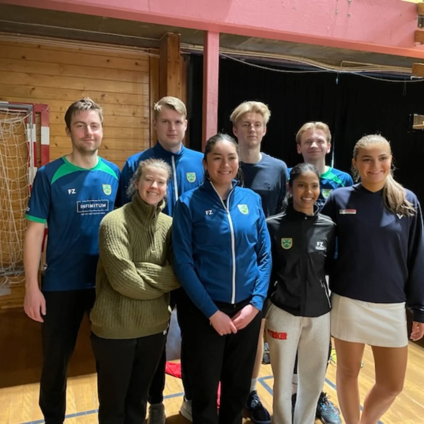 Vi har har mange utøvere med i helgens NM, og mange gode kamper! Oslofjorden Badmintonkrets har laget en flott oppsummering av helgen så langt. Dagens anbefalte lesning!
#infinitum #sportmodern #norprofil #stabburet #nm
#mossbadmintonklubb #badmintonlife #toppidrett
Foto: familien Korssund