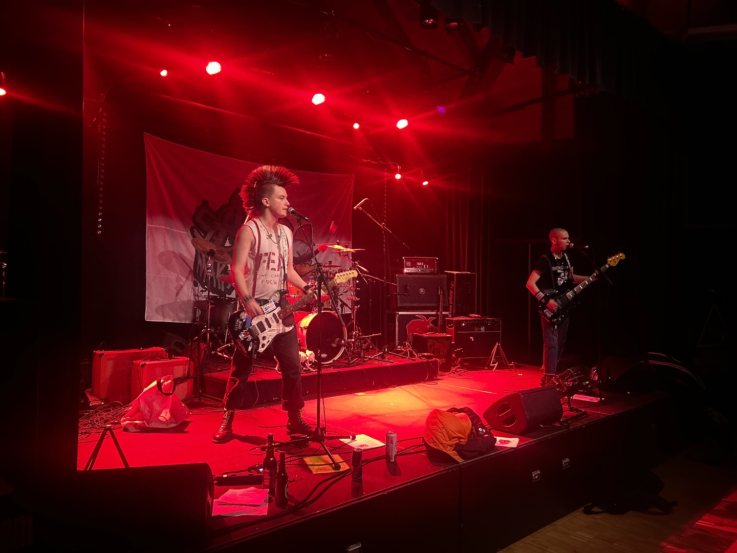 THE SAM’S
C’est maintenant à la Barakason
Et ça va suivre avec SDF Corporation et Random Play
#labarakason #thesams #concert #geneve #mqtthonex #punkrock