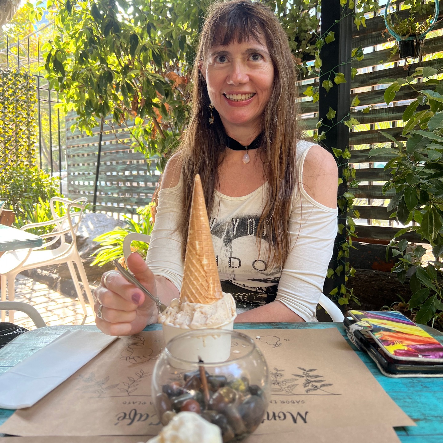 Treffen gestern, 11. Februar 2025, mit @patricia.rodriguez.seeger: Pianistin, Organistin, Musikpädagogin und vieles mehr – und ehemalige Schulkameradin. Ich habe sie von einem Interview zur Orgelrenovation in der Kirche abgeholt. Dann sind wir in ein Café und nachher in ein Restaurant der Umgebung gegangen. Das letzte ausführliche Treffen war 2020, kurz vor der Pandemie, gewesen. Seitdem ist viel passiert und wir hatten viel zu erzählen. Am Schluss sassen wir in einem italienischen Restaurant im hohen Paulmann-Gebäude. Unter anderem mit einem Pisco Sour (chilenischer National-Drink). Bis sie uns rausgeschmissen haben … Der Paulmann-Turm leuchtet blau in der Nacht. Und der Orgelbauer ist in der Kühle der Mitternacht noch am Werk wie die hell erleuchteten Kirchenfester zeigen ...#familienbesuchchile #ccaatsantiago2025 #lebensübergang #überquerungen