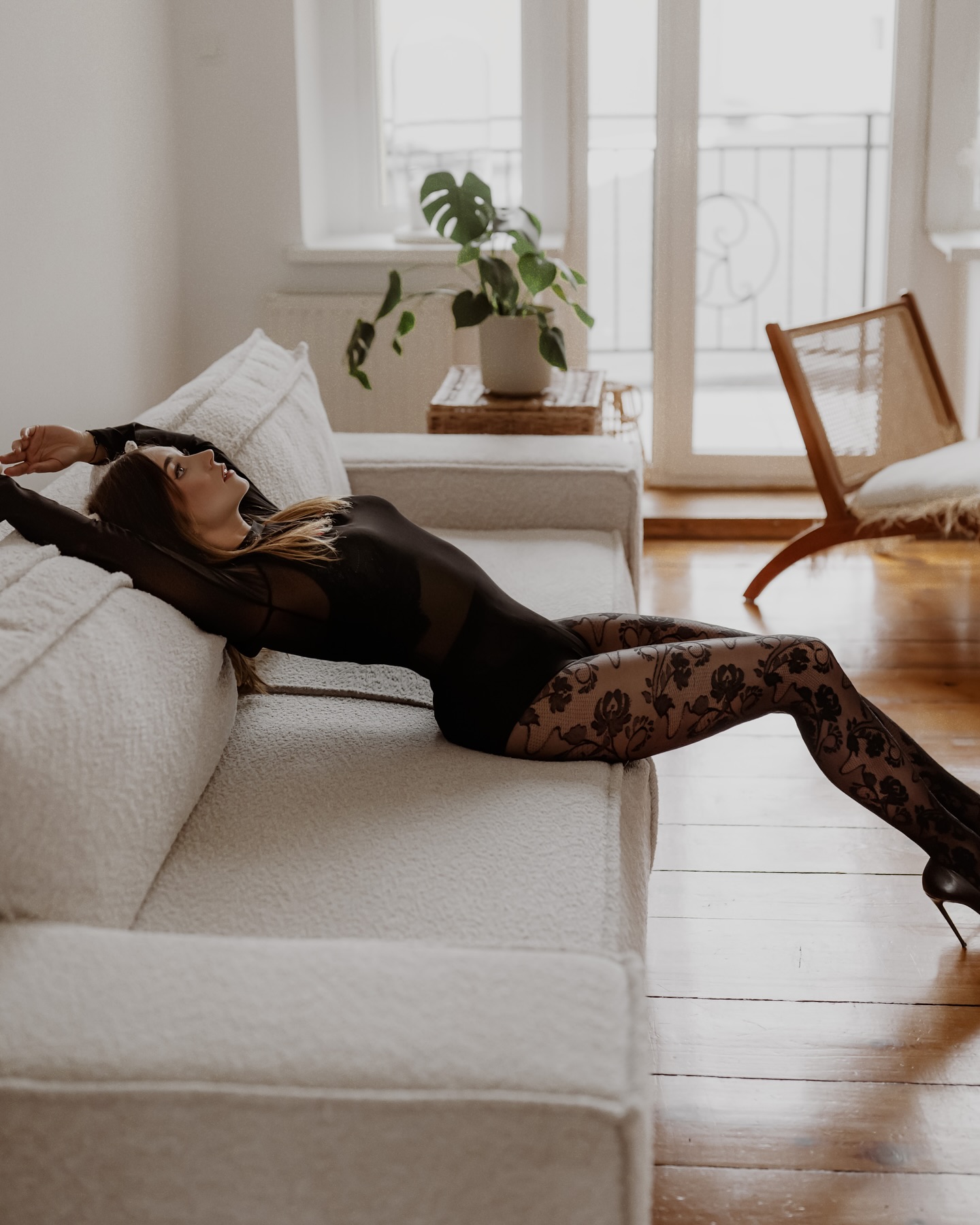 Przepiękne ujęcie na naszej nowej kremowej sofie 🤍🤍🤍
To tylko jedna z naszych scenograficznych zmian po sezonowym przemeblowaniu i jest nam niezmiernie miło, kiedy tak naturalnie się w nim odnajdujecie ✨
A jeśli pragniecie rozbudować swoje portfolio o nowe kobiece zdjęcia - serdecznie zapraszamy Was na kolejną edycję naszego eventu dla fotografów i fotografek FACH Portfolio Day, który odbędzie się 16 lutego od 12:00 do 15:00 📸 Będziecie mieć okazję pracować z trzema wyjątkowymi modelkami, z którymi stworzymy wiele modowych i kobiecych ujęć. Czekać na Was będą również 2 dodatkowe aranżacje z okazji Walentynek oraz Dnia Kobiet. Przy zapisie w dwie osoby złapiecie oczywiście cenę promocyjną 🌸
Zostało jeszcze kilka wolnych miejsc!
Zachęcamy do zapoznania się ze szczegółami wydarzenia w naszej wyróżnionej relacji •portfolio•
Do zobaczenia! ✨
____________
• zdjęcie @sylwianarozna_fotografia
• modelka @pvulinv_d
• makijaż @sandrapiasecka.makeup
📍FACHstudio Bydgoszcz
#studiofotograficzne #studiofotograficznebydgoszcz #studiowkamienicy #studiowkamienicybydgoszcz #studionawynajem #studionawynajembydgoszcz #sesjazdjeciowa #sesjazdjeciowabydgoszcz #fotografbydgoszcz #fachstudio #fachstudiobydgoszcz