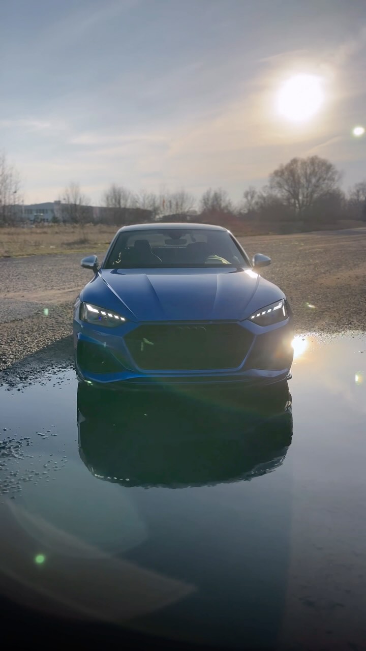 Dieser schöne Audi RS5 hat eine Vollfolierung in Bahama Blue bekommen. Das Dach wurde in schwarz glanz foliert und ebenso kamen vereinzelnde Akzente in Carbon. Auch im Innenraum haben wir alle Leisten in Carbon foliert. Auf Wunsch gab es auch noch einen Scheibenkeil. Der Kunde ist sehr glücklich mit diesem Ergebnis! 😍
Danke für das Vertrauen! 😋
___________________________________________________ #deepground #rs5 #rs5coupe #wrappedcars #turbo #audirs5 #lowstance #slammed #blue #carporn #cars #wrapped #audi #wrappedworld #folierung #audipty #motorsport #pwf #low #bagged #stancenation #perfection #audilove #insta #instagood #follow #picoftheday