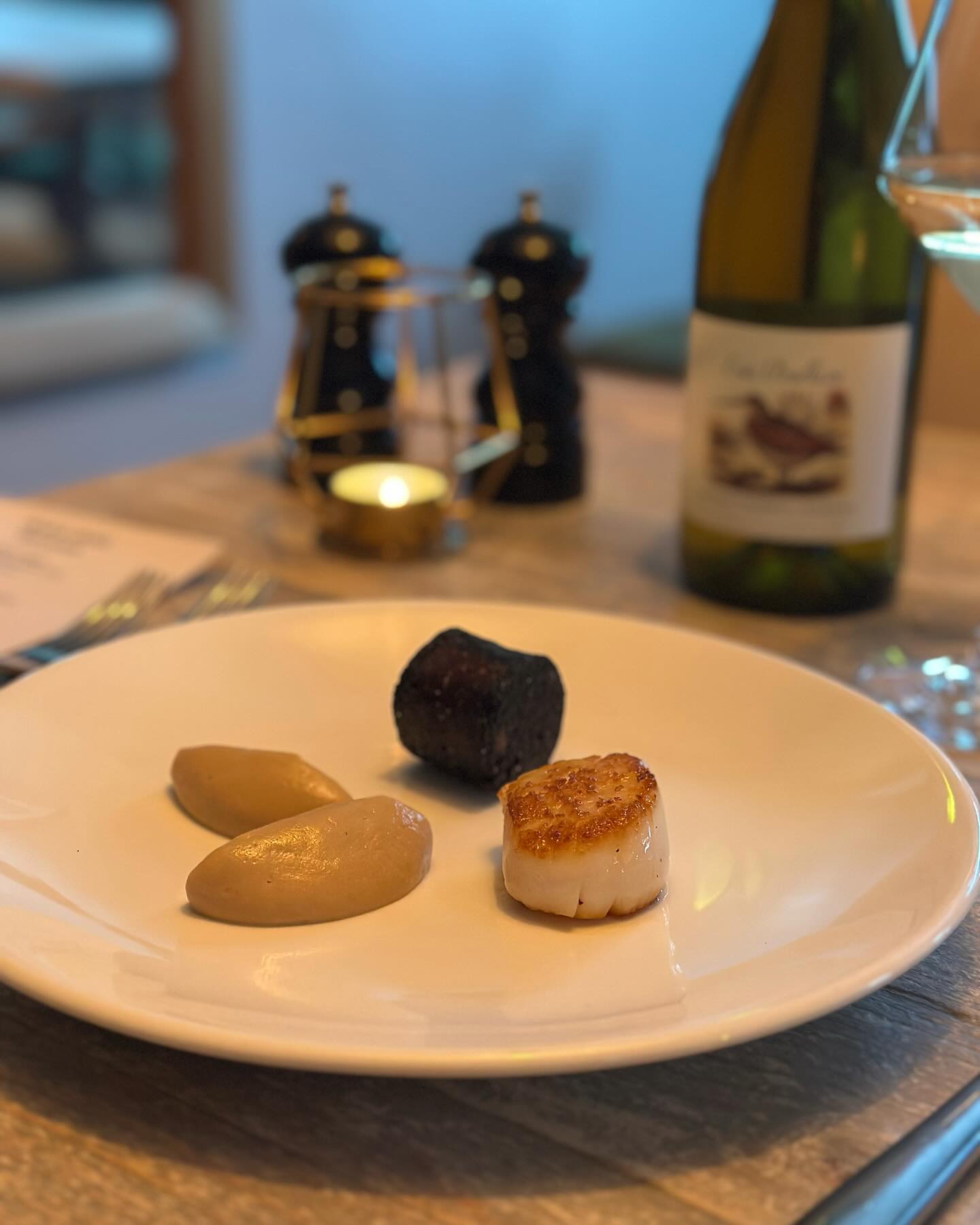 Beautiful Orkney scallops from @flyingfish525 featured on our Burns Night tasting menu.
Look out for more tasting menus to come this year…👀
#village #restaurant #cambridge #hildersham #tastingmenu #chef #smallbusiness #pearandolive #scallops #orkney #burnsnight