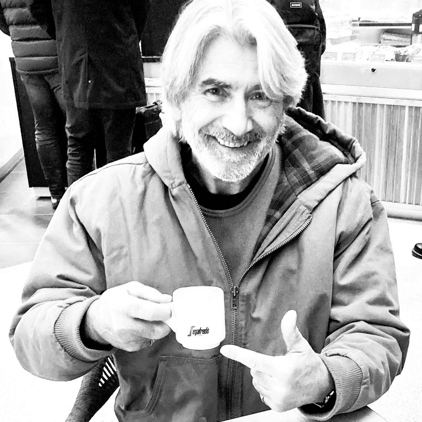 Zwischenstopp: Washington Airport mit caffè macchiato. Fast wie im Roman! #rezension #buchbesprechung #literaturblog #buch #bücher #literatur #roman #lesen #bookaholic #buchblog #buchblogger #buchnerd #bookstagram #bookstagramgermany #lesetipp #podcast #buchhandel #supportyourlocalbookshop