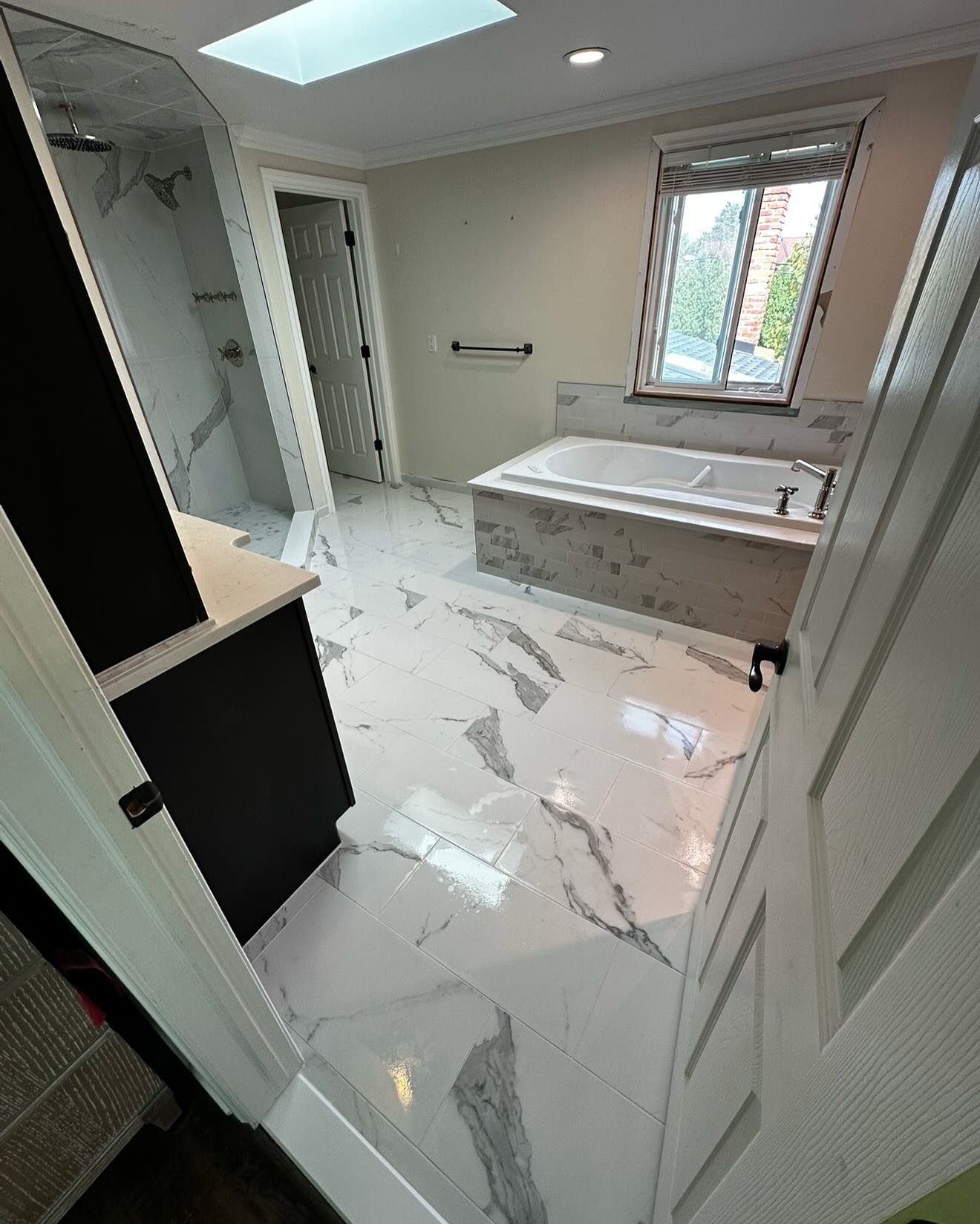 24” x 48” porcelain tile in a shower, 12” x 24” on the floor and 3” x 12” on the tub deck. Get your today by visiting us online!
#largeformattile #tile #subwaytile #bathroom #remodel #bathroomremodel #kimbletile #virginiatile #anatolia #schluter #kohler