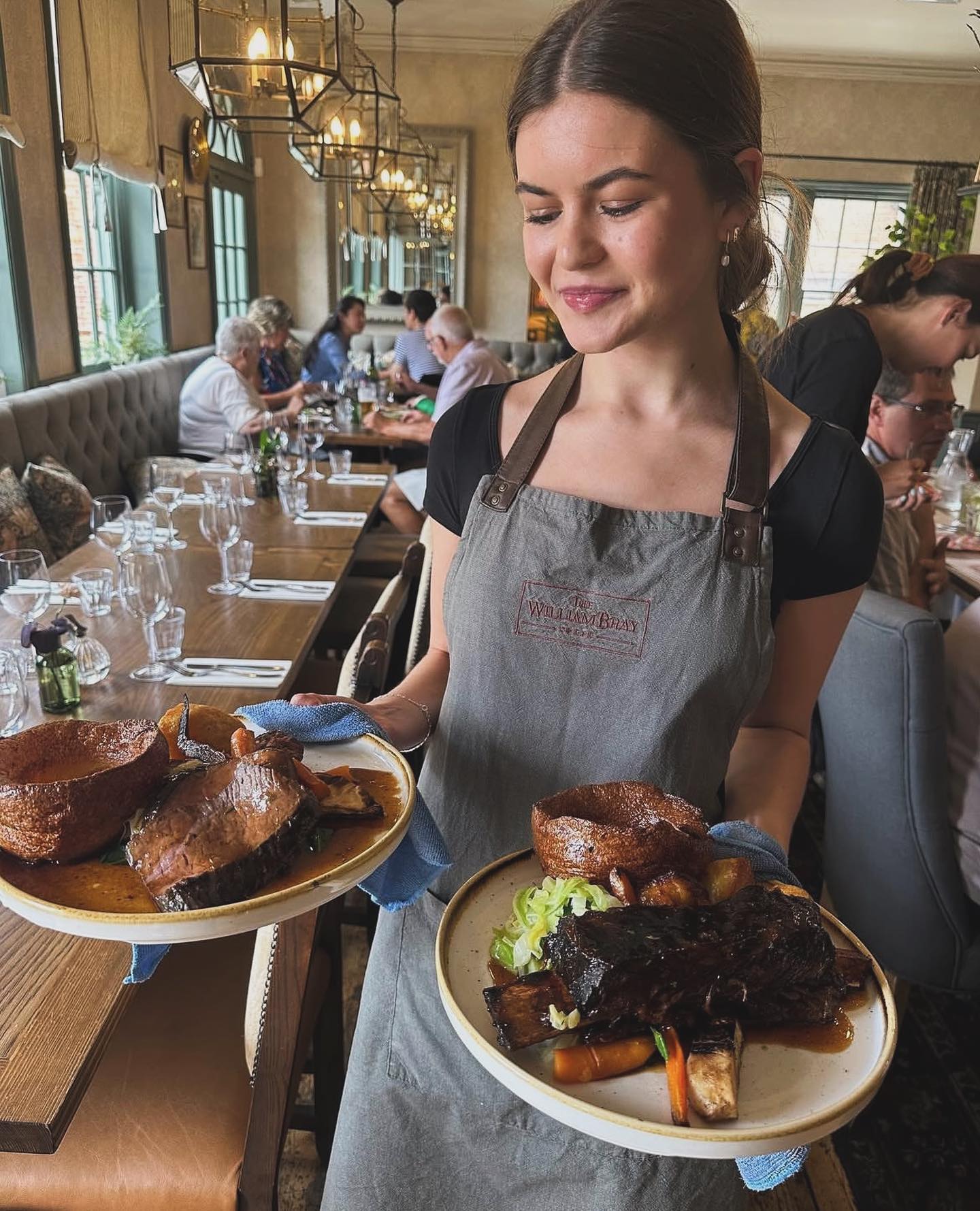 On Sundays… WE ROAST! 🍻 Pop down for a bite to eat this afternoon! ✨ Kitchen open from midday ✨ @thebrayshere #sundayroast #surreypubs #roast #shere #sherevillage #surreyhills #theholiday #theholidaymovie