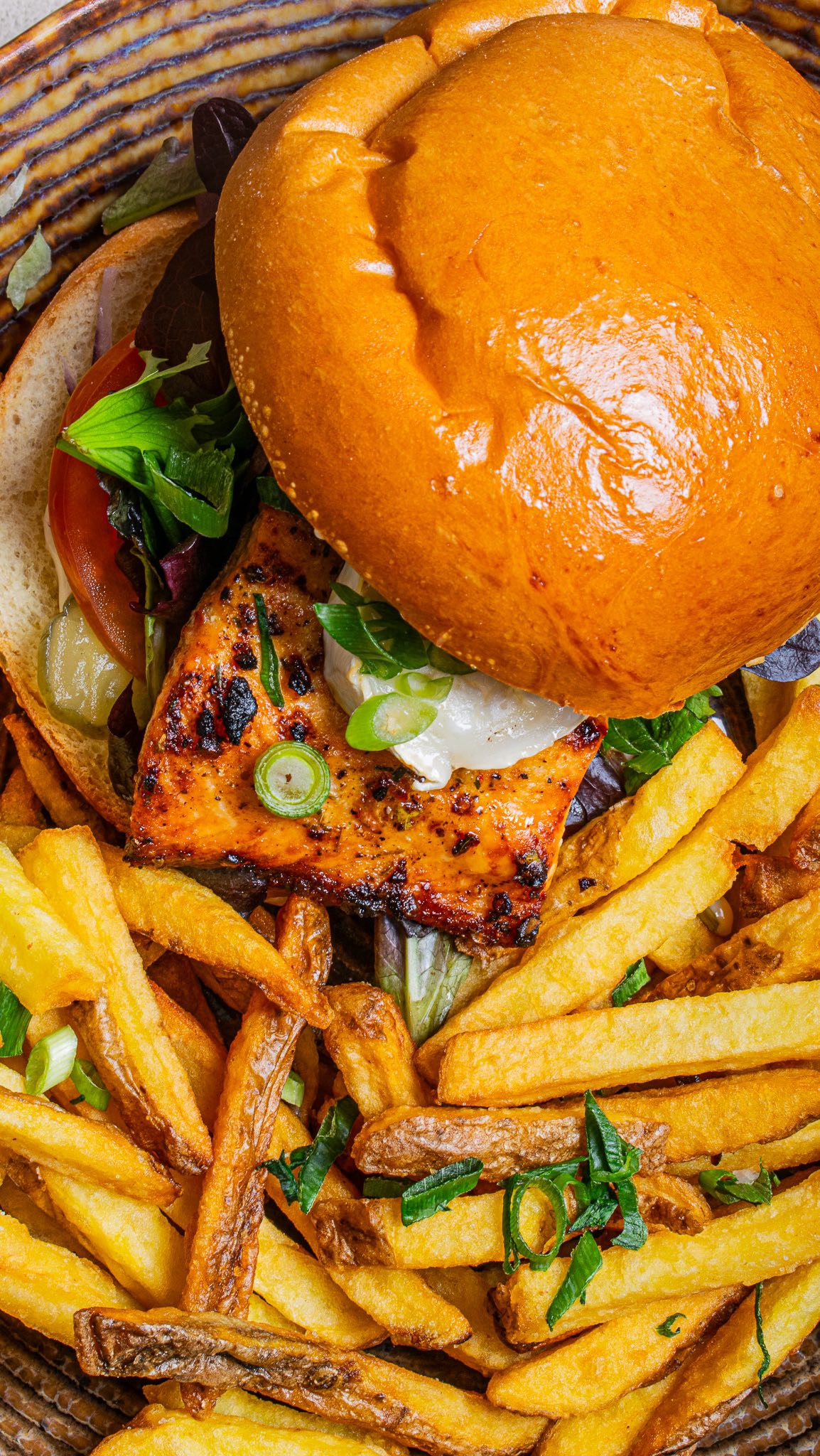 😍😍😍
Ça te donne envie? Viens goûter notre burger saumon chèvre miel, il met tout le monde d’accord ! 🍯🧡
💫 Au resto comme à la maison !
📍 68 route de Roissy, Tremblay-en-France
#mercimaman #restaurants93 #bonnesadressesparis #brunchtime #restohalalparis